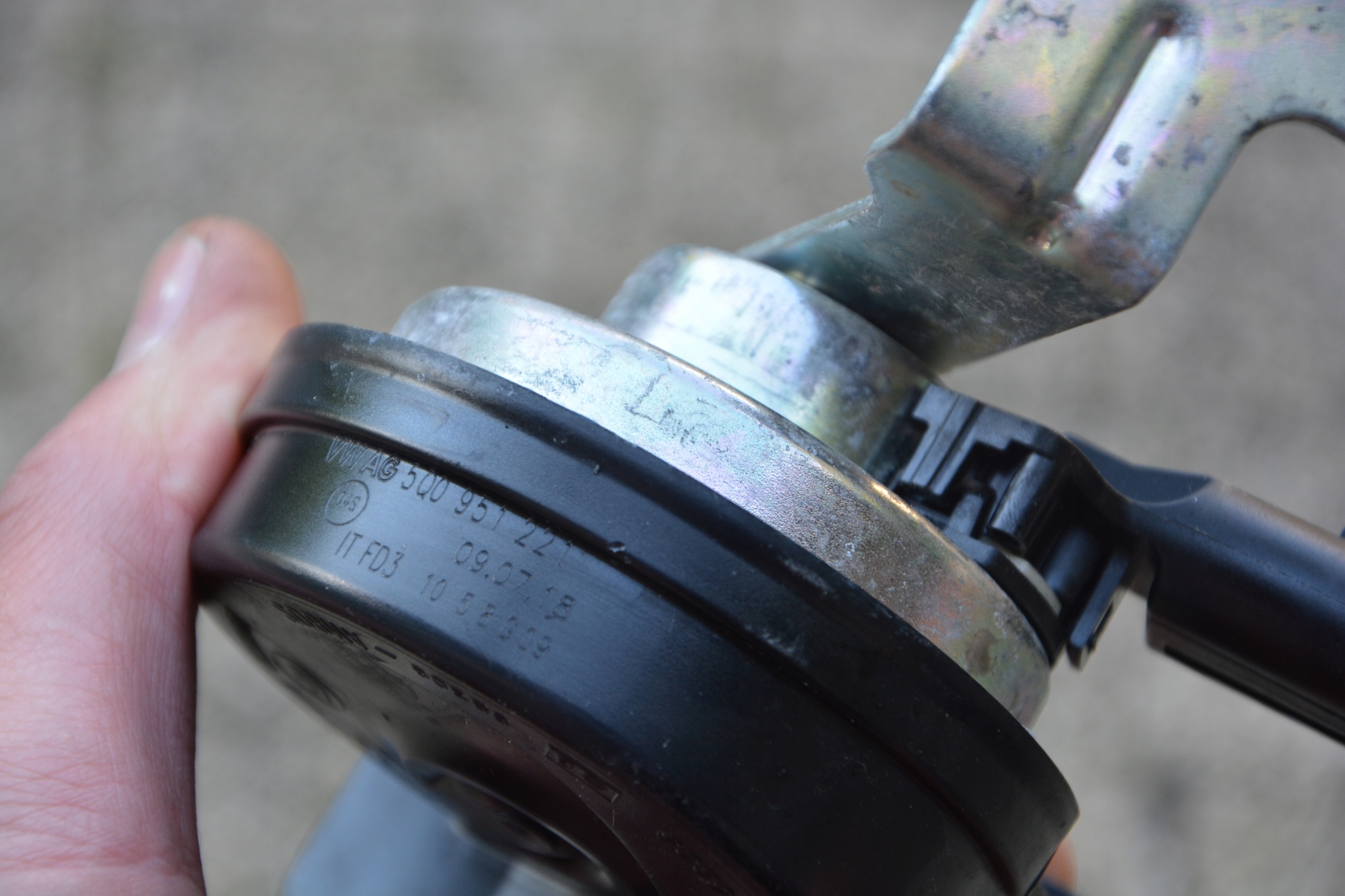 KLAKSON SYGNAŁ DŹWIĘKOWY VW GOLF 7 5Q0951221 Waga produktu z opakowaniem jednostkowym 1 kg