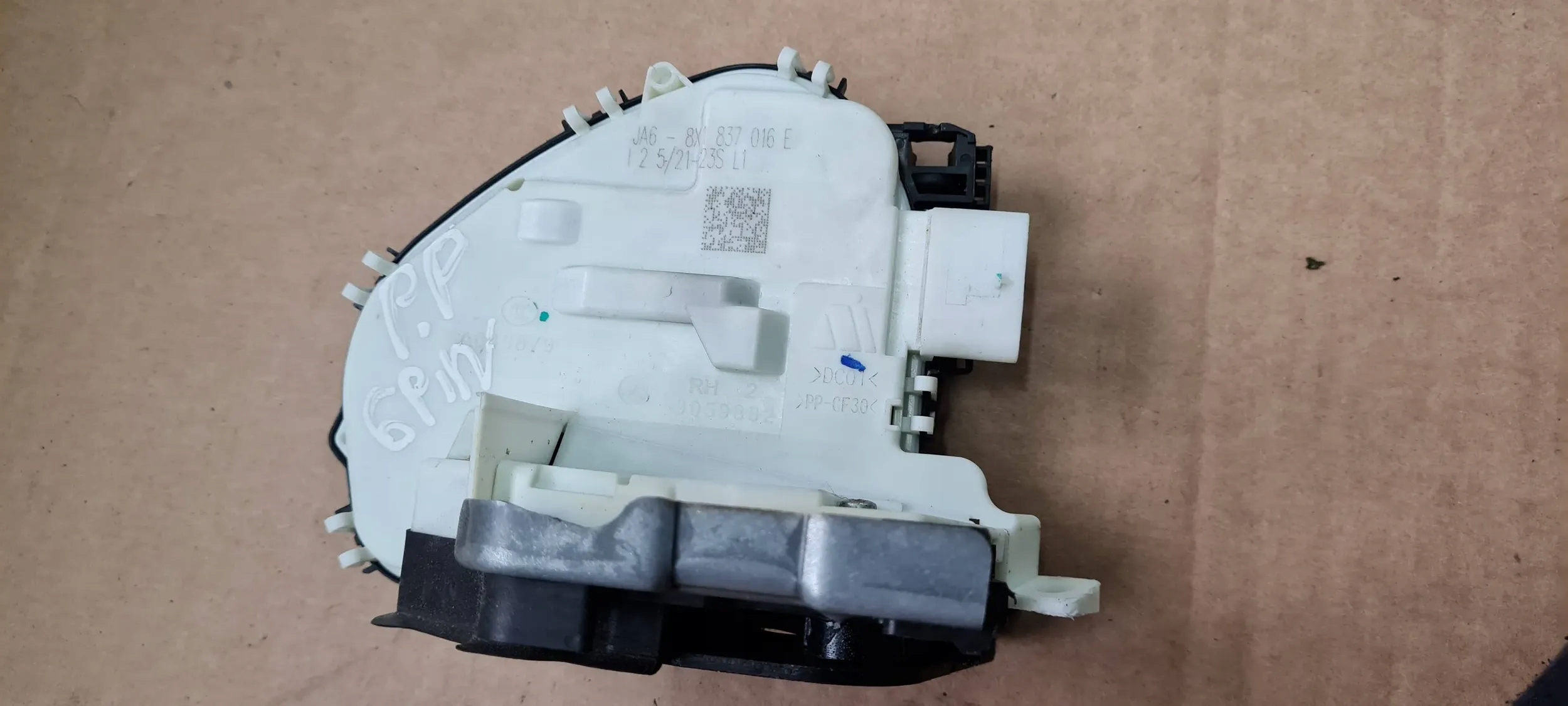 S5 8W LIFT lock door right front 6PIN 8X1837016E A4 B9 8W Q5
