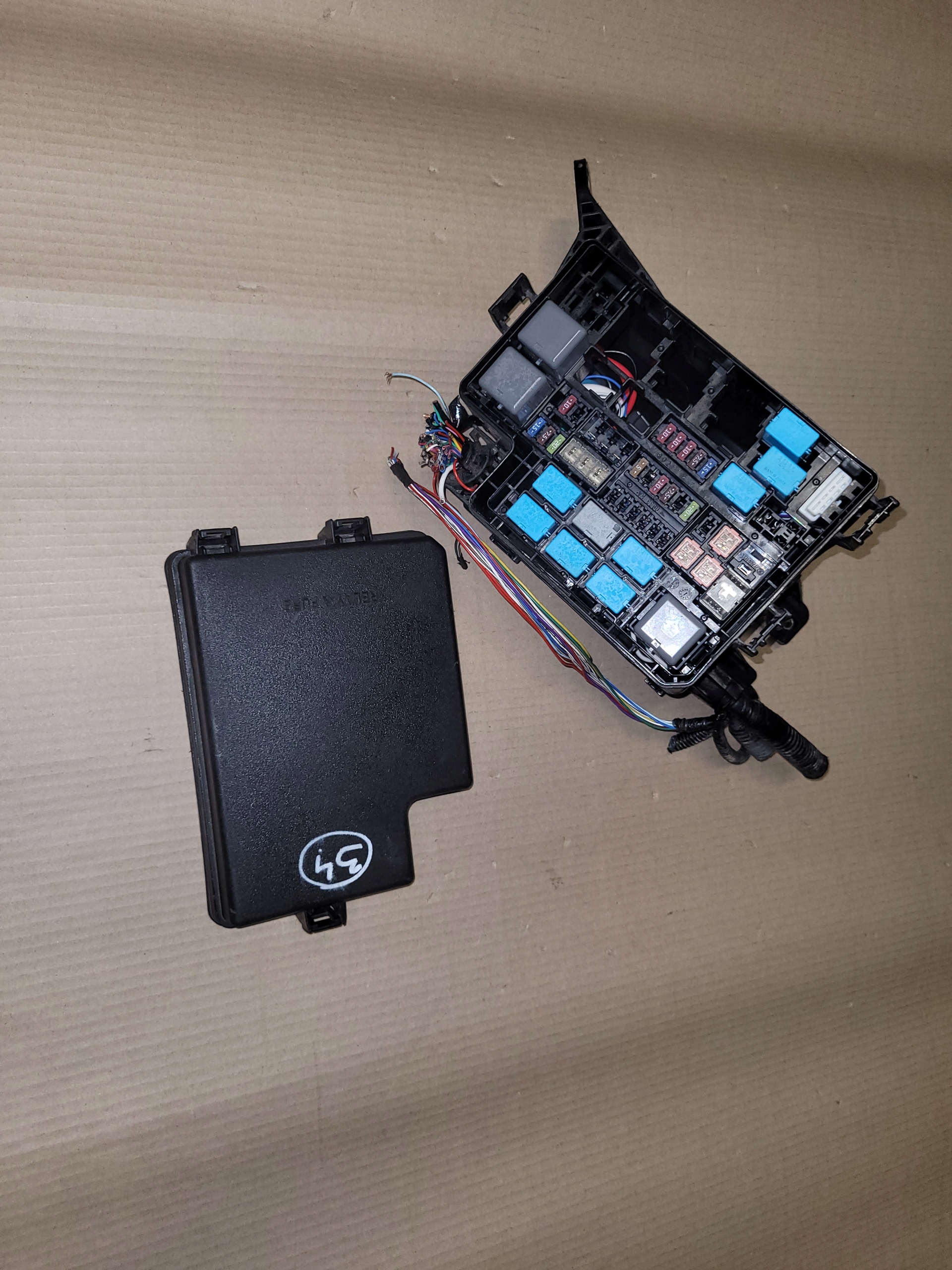 TOYOTA RAV4 V SKRZYNKA BEZPIECZNIKÓW