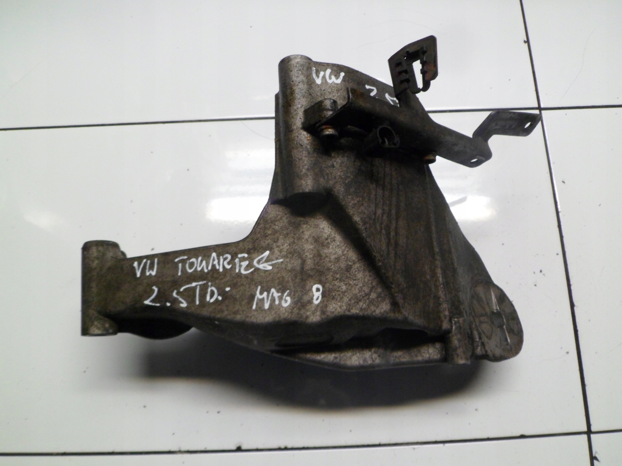VW TOUAREG 2.5TDI 2.5 TDI engine mount 070199307B