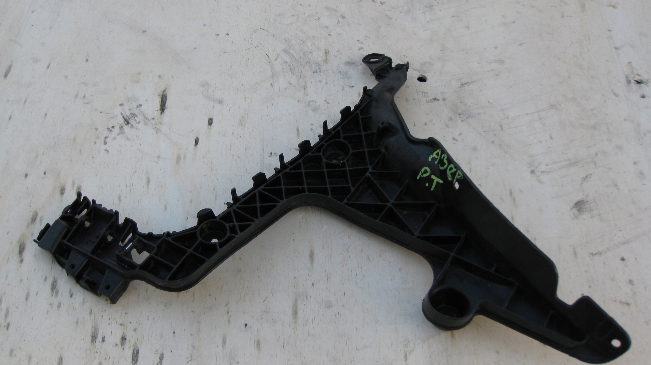 AUDI A3 8P Support plaque Pare choc Droite Arrière 8P4807378B