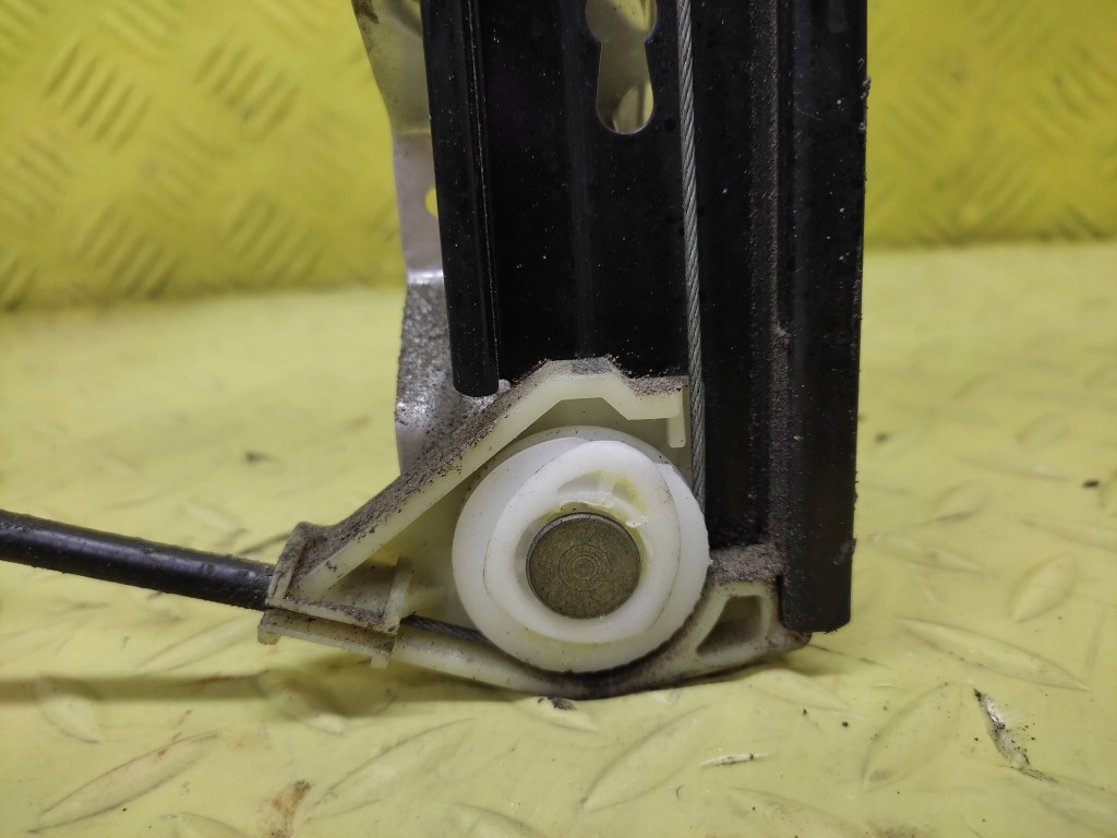 AUDI A4 B6 window regulator left rear part