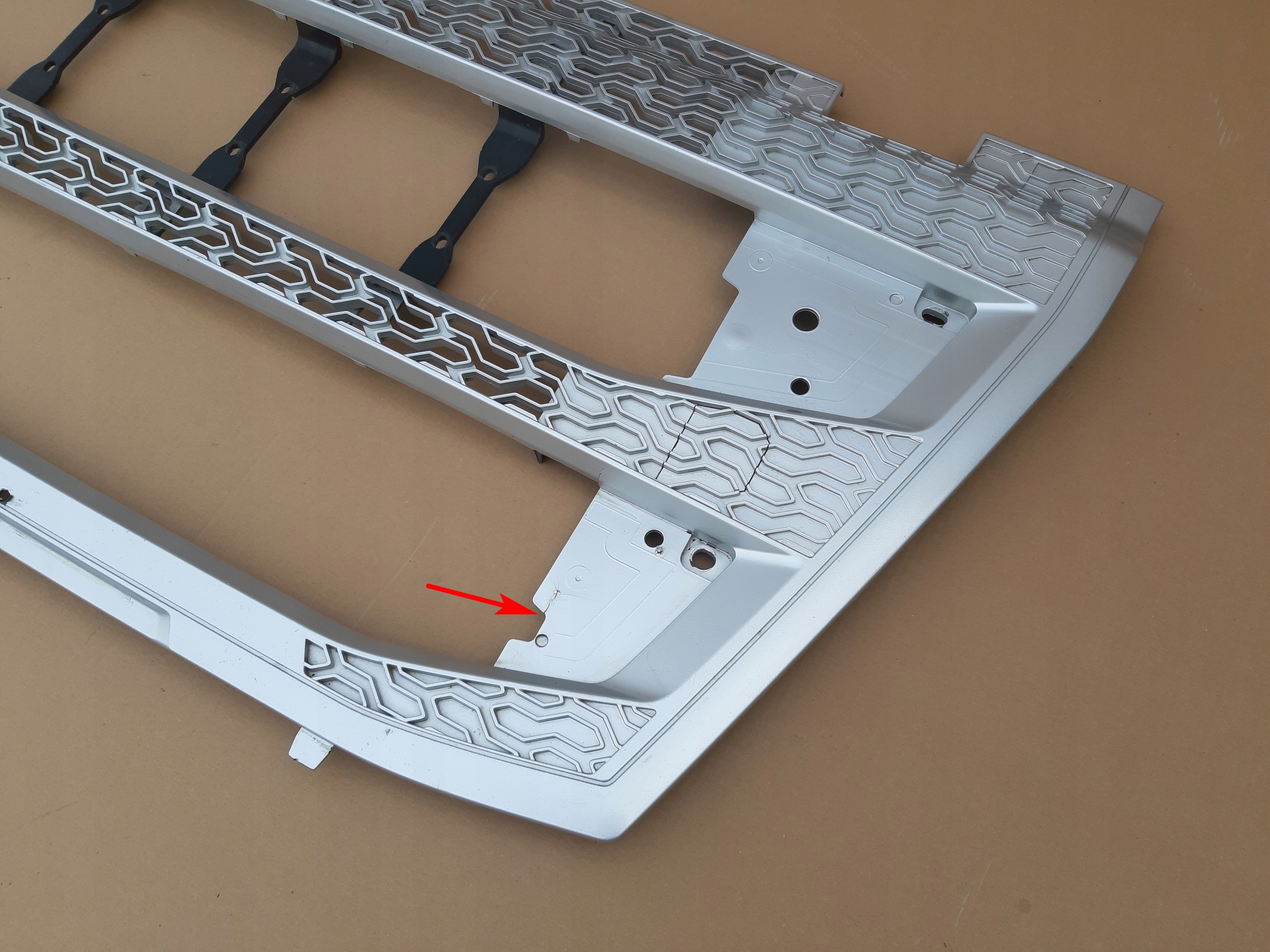 VOLVO FH5 GRILL ATRAPA CHŁODNICY DOLNA 23512110 Wersja Europejska