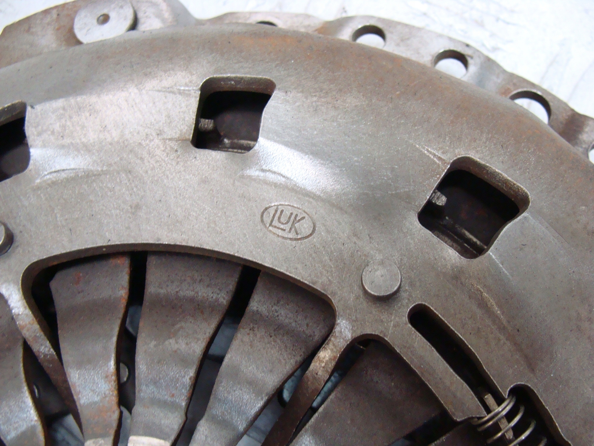 BMW E90 2.0i N45 DOCISK SPRZĘGŁA LUK Producent części Schaeffler LuK