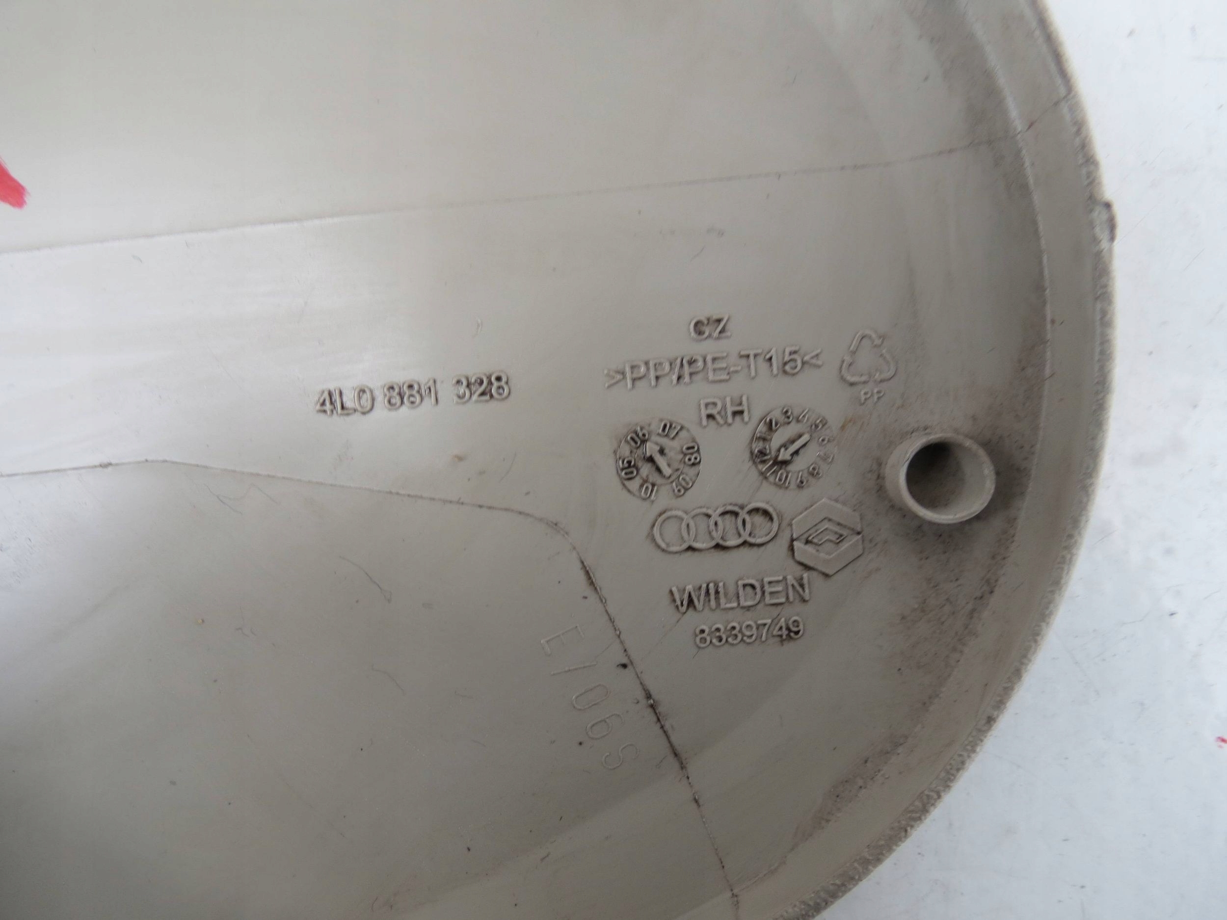 Couvre Siège Droite Avant AUDI Q7 3.6 FSI 4L0881328