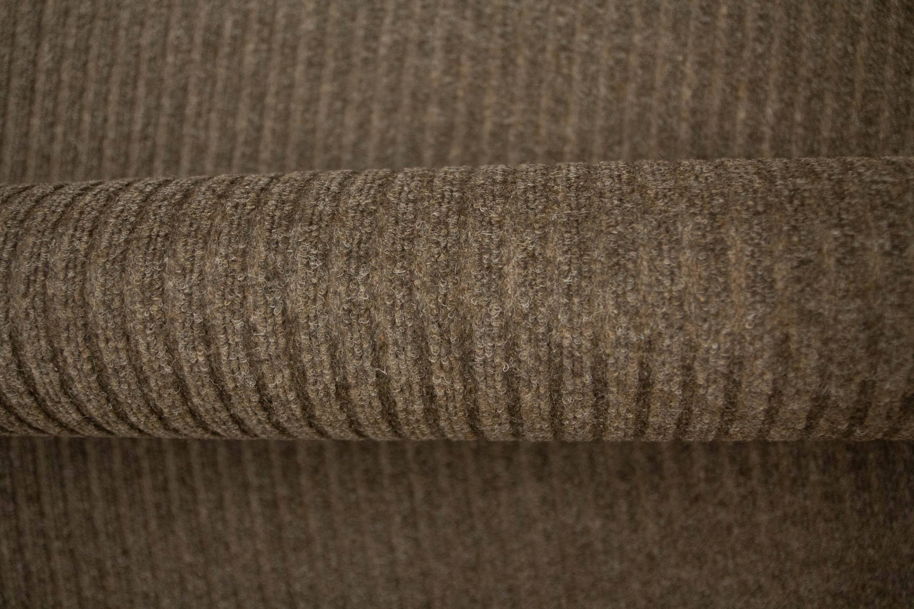 szer. 2 m BRĄZOWA WYKŁADZINA IGŁOWANA W PRĄŻKI NA KORYTARZA WIATROŁAP Jednostka sprzedaży m2