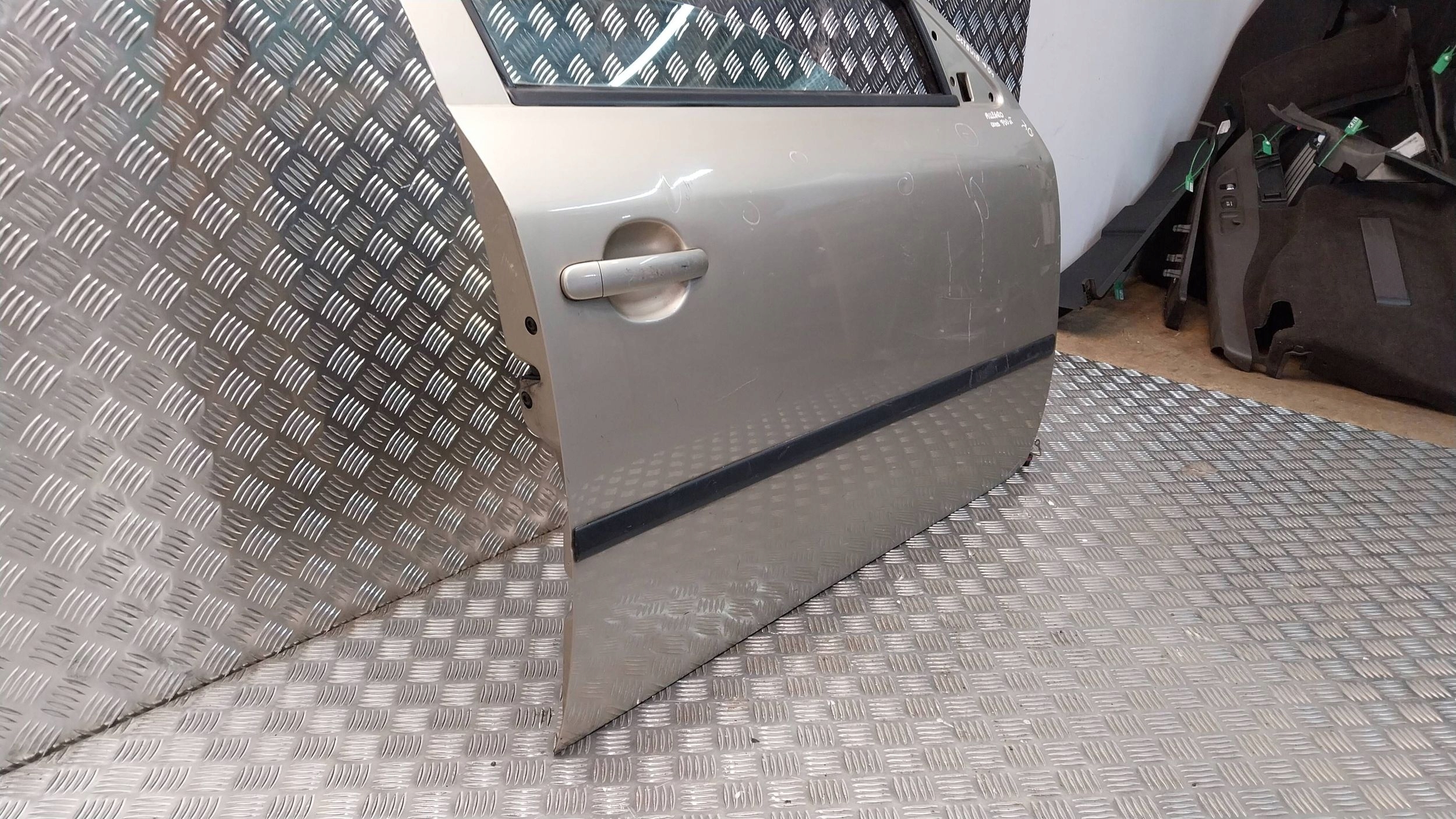 dveře předek pravé SKODA OCTAVIA a 96