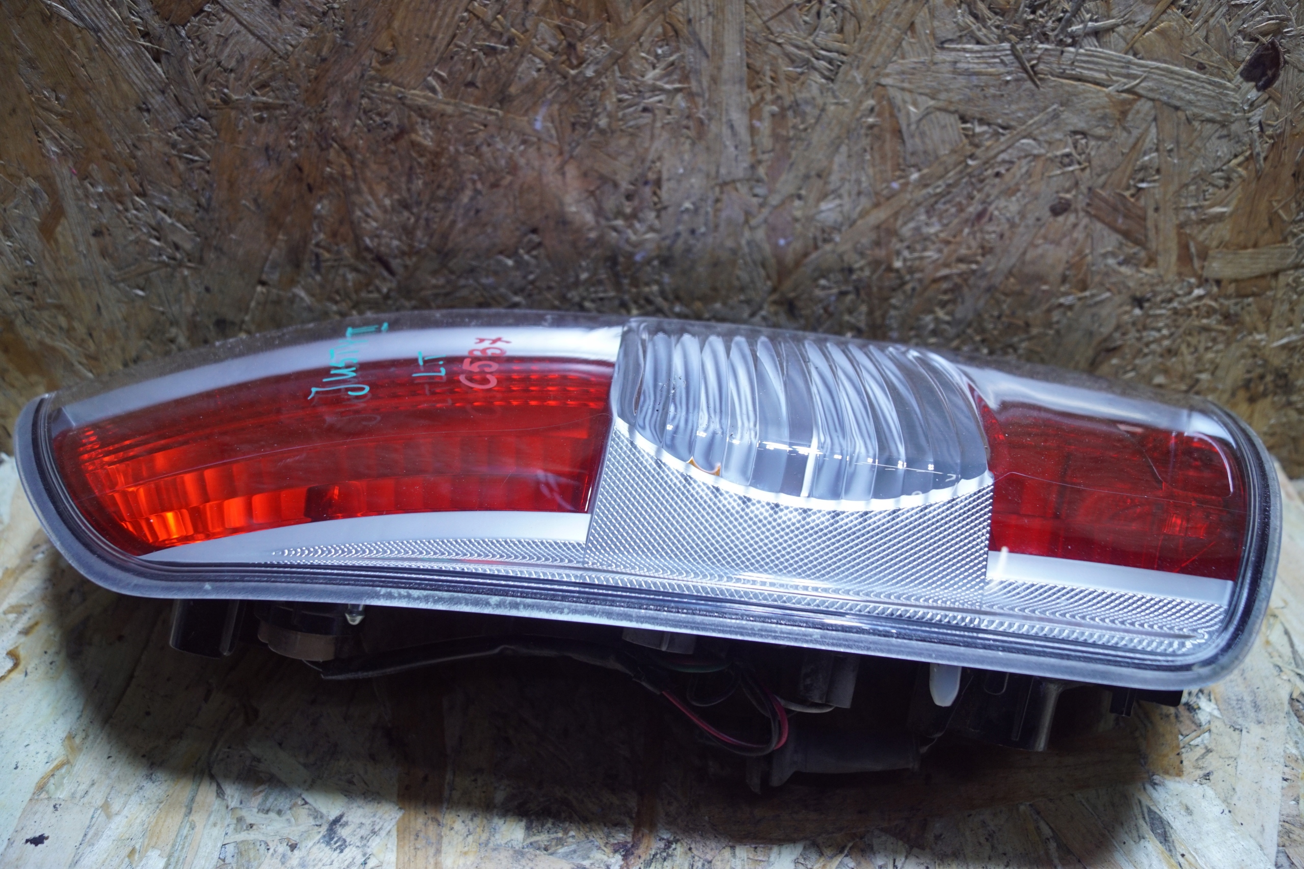 subaru JUSTY 07- фонарь левый