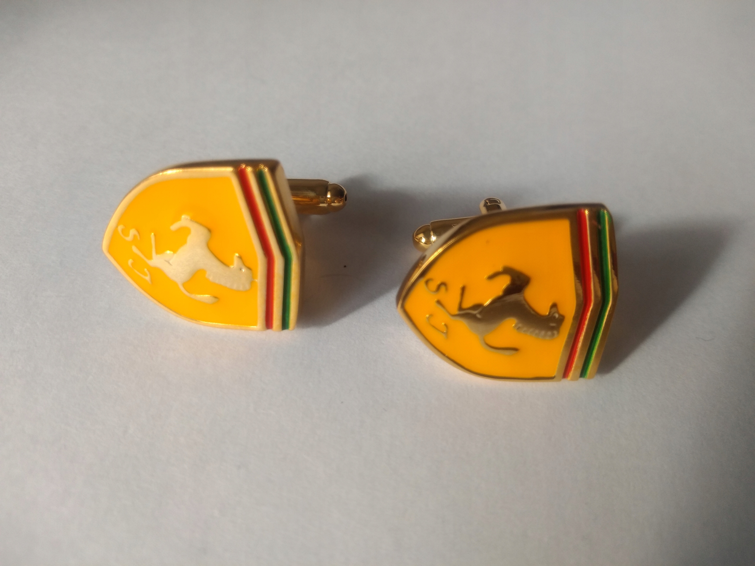 Exkluzivní sponky na košili Ferrari