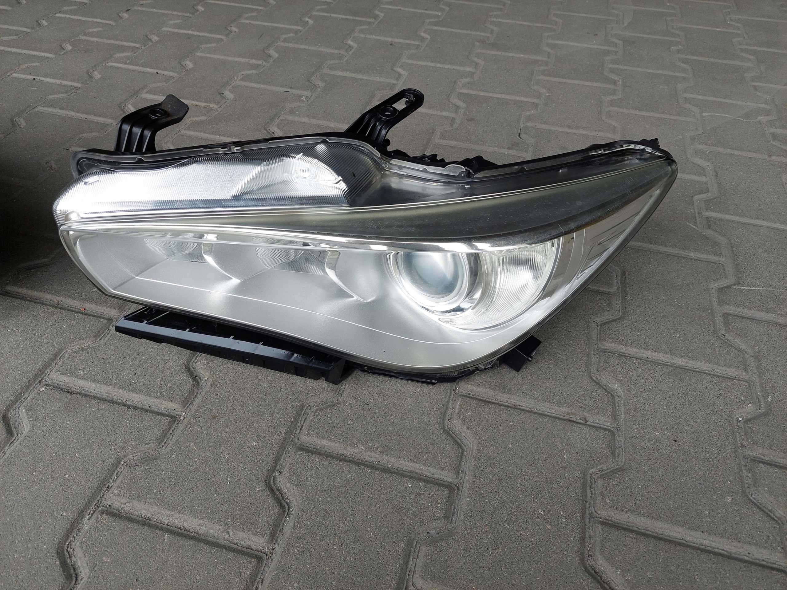 light front front left right UK INFINITI Q50