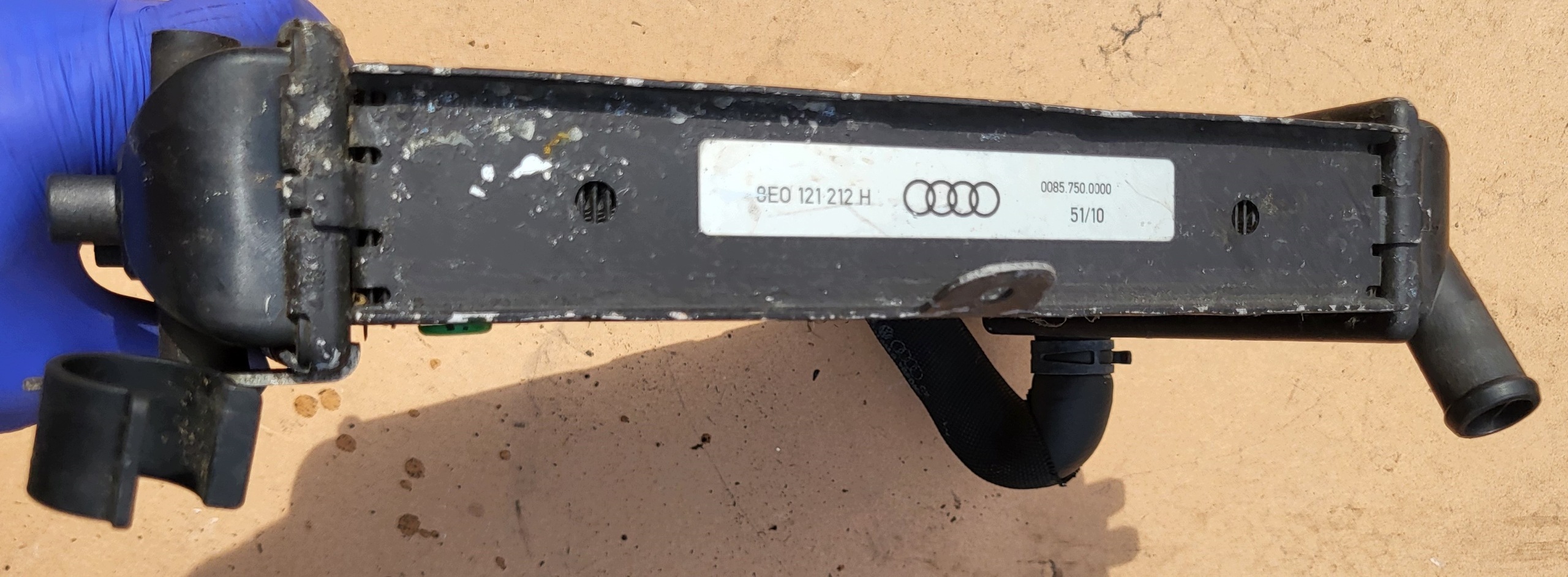 chladič vody RADIATOR hadice AUDI A4 B6 B7 8E RS4 8E0121212H 8E0121058B OE