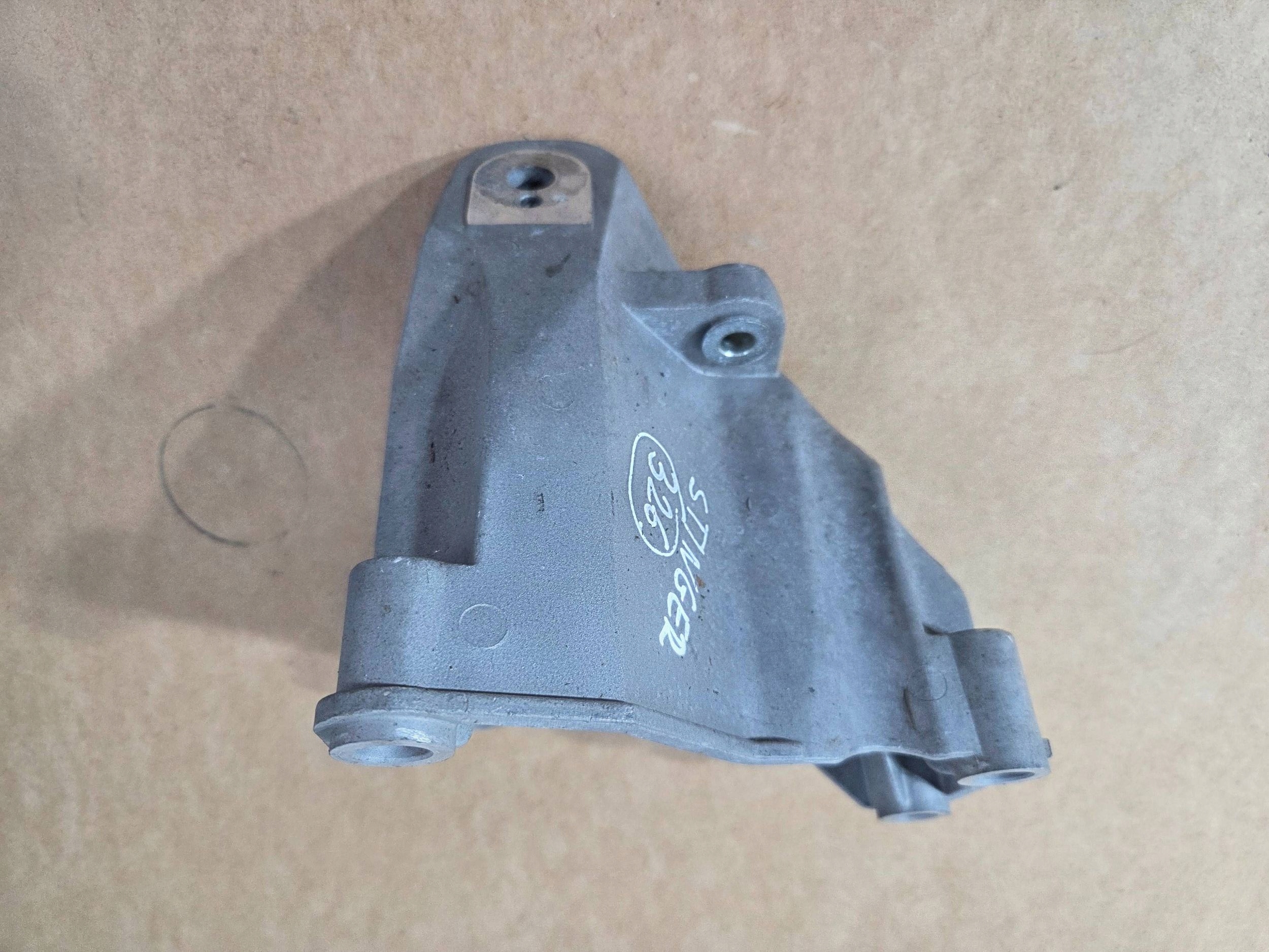 Kia Stinger 3,3GT engine mount 21825J5400 (326)