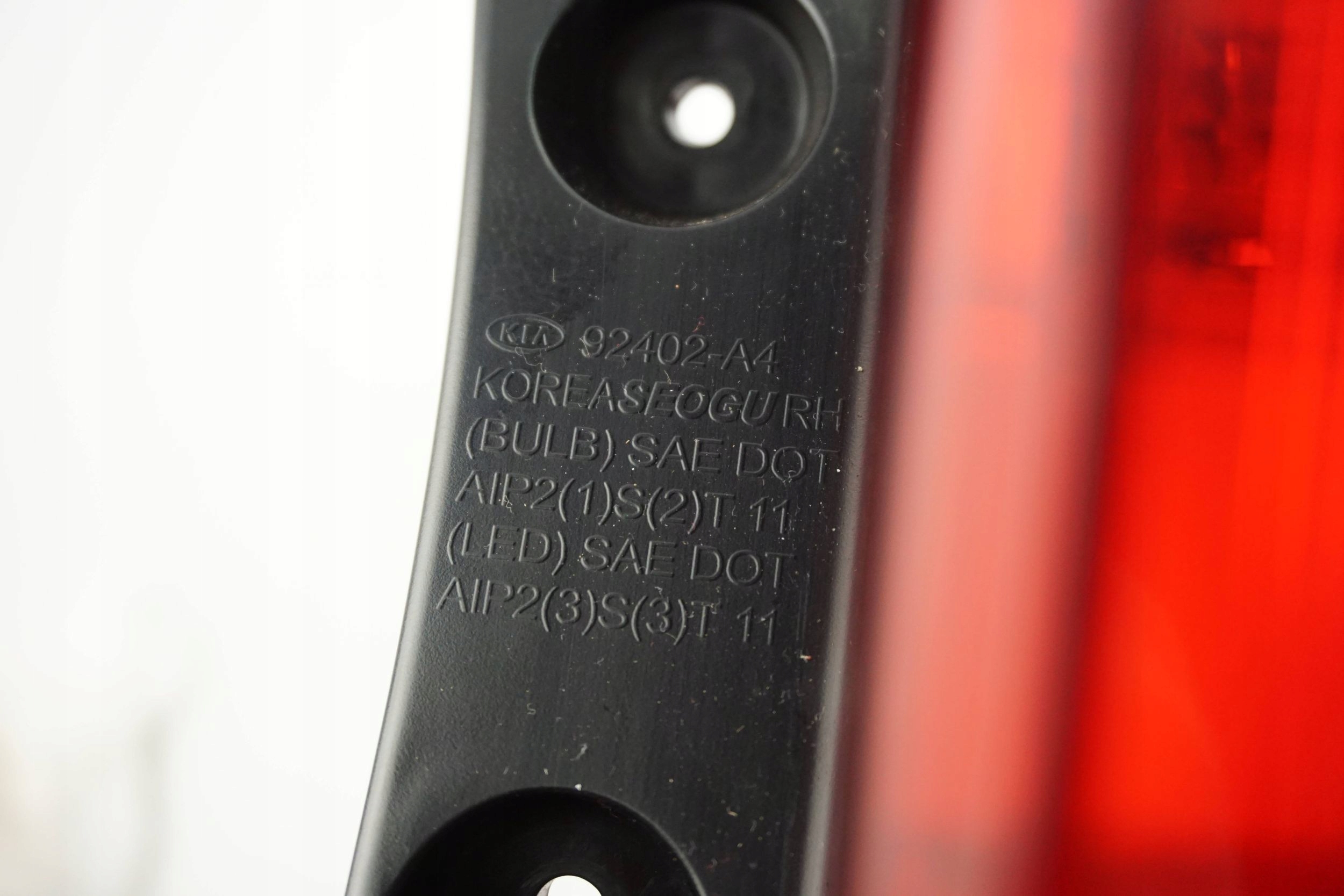 фонарь правый kia CARENS III 92402-A4110