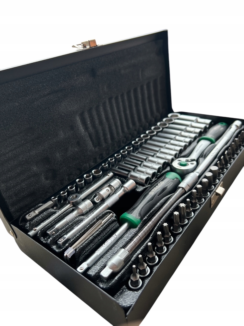 STALCO ZESTAW KLUCZY NASADOWYCH Z GRZECHOTKĄ 1/4” 67 ELEMENTÓW METALOWY BOX