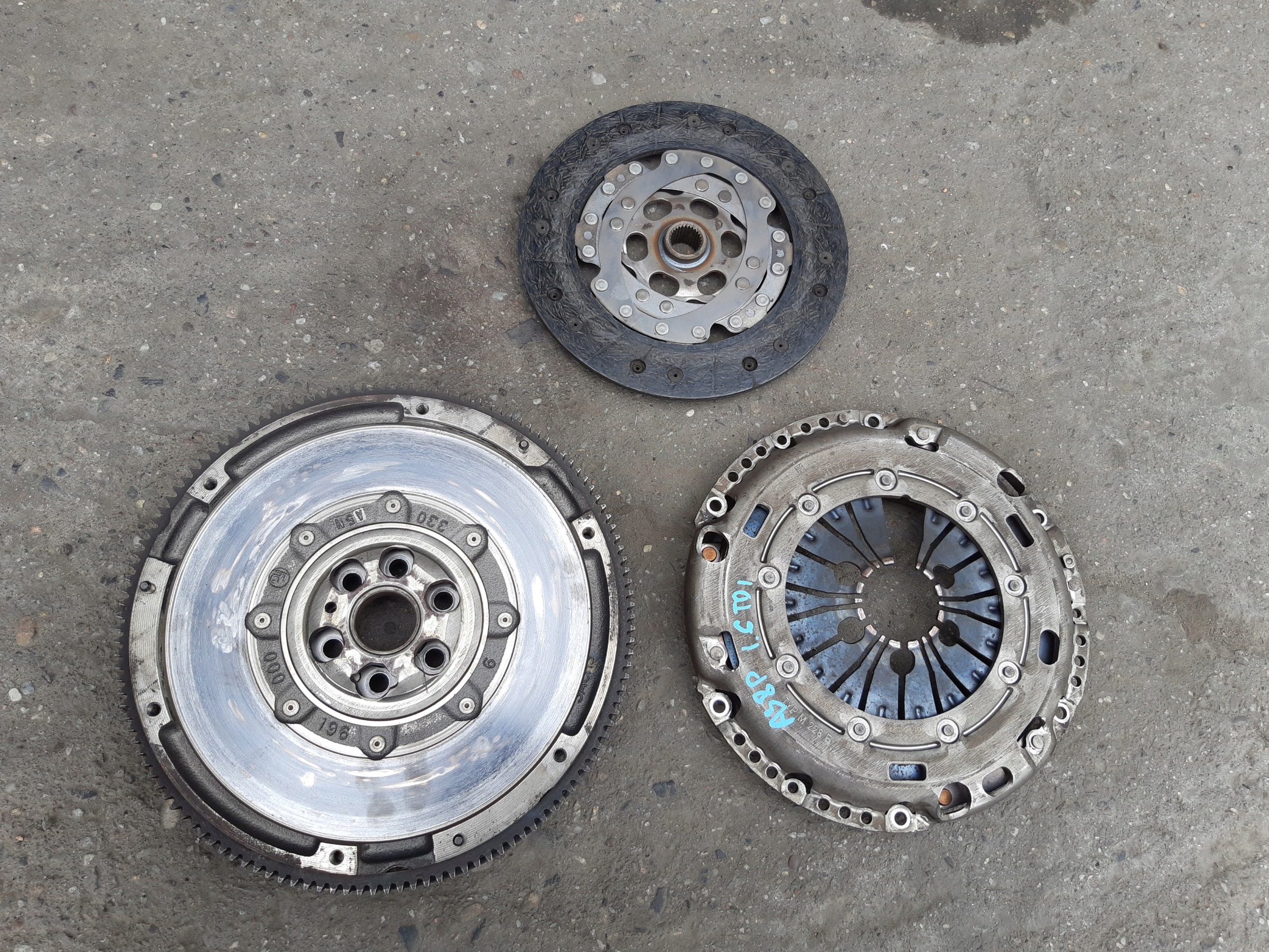 AUDI A3 8P 1.6 TDI CAY clutch wheel flywheel pressure plate disc