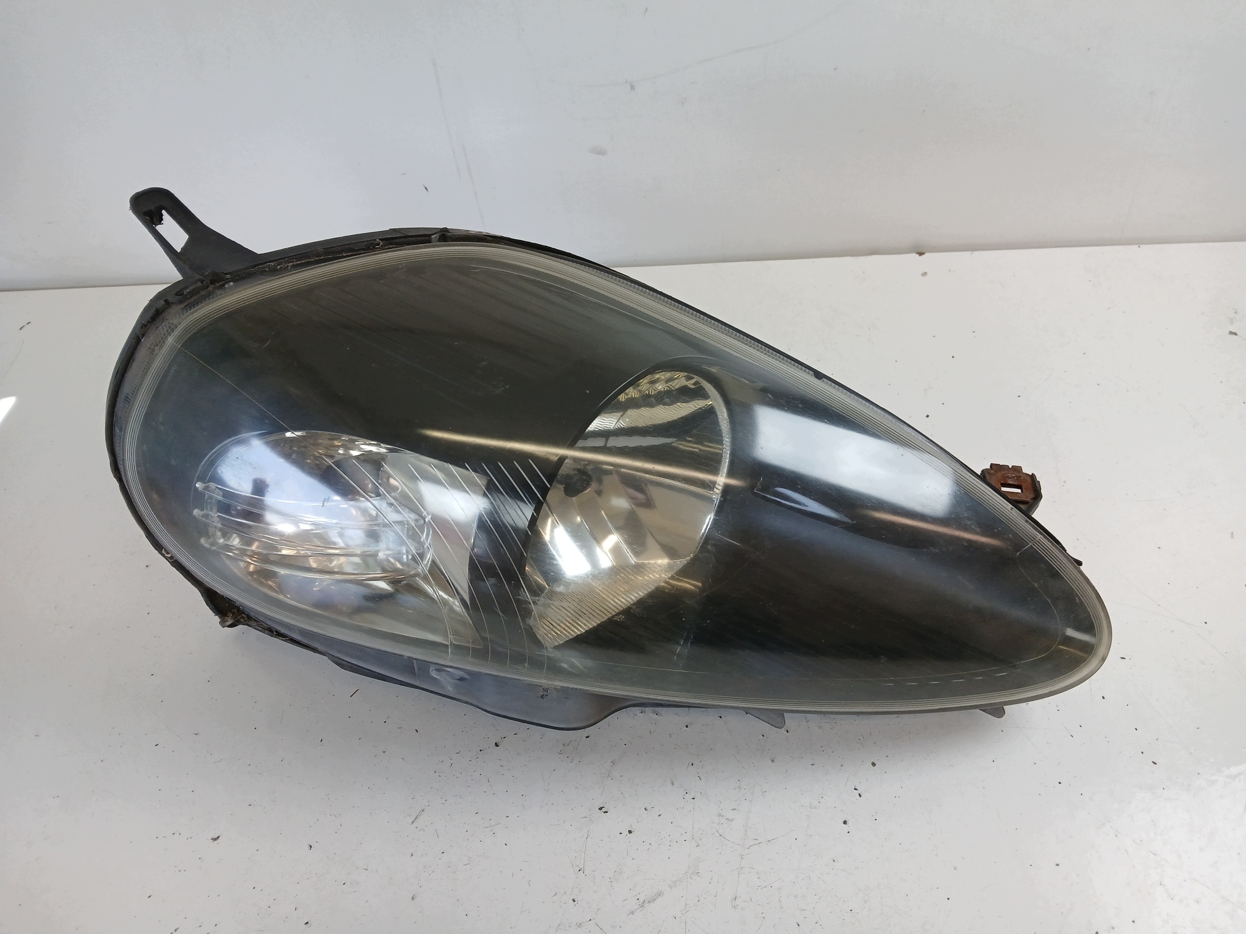 FIAT GRANDE PUNTO light right front CIEMNA