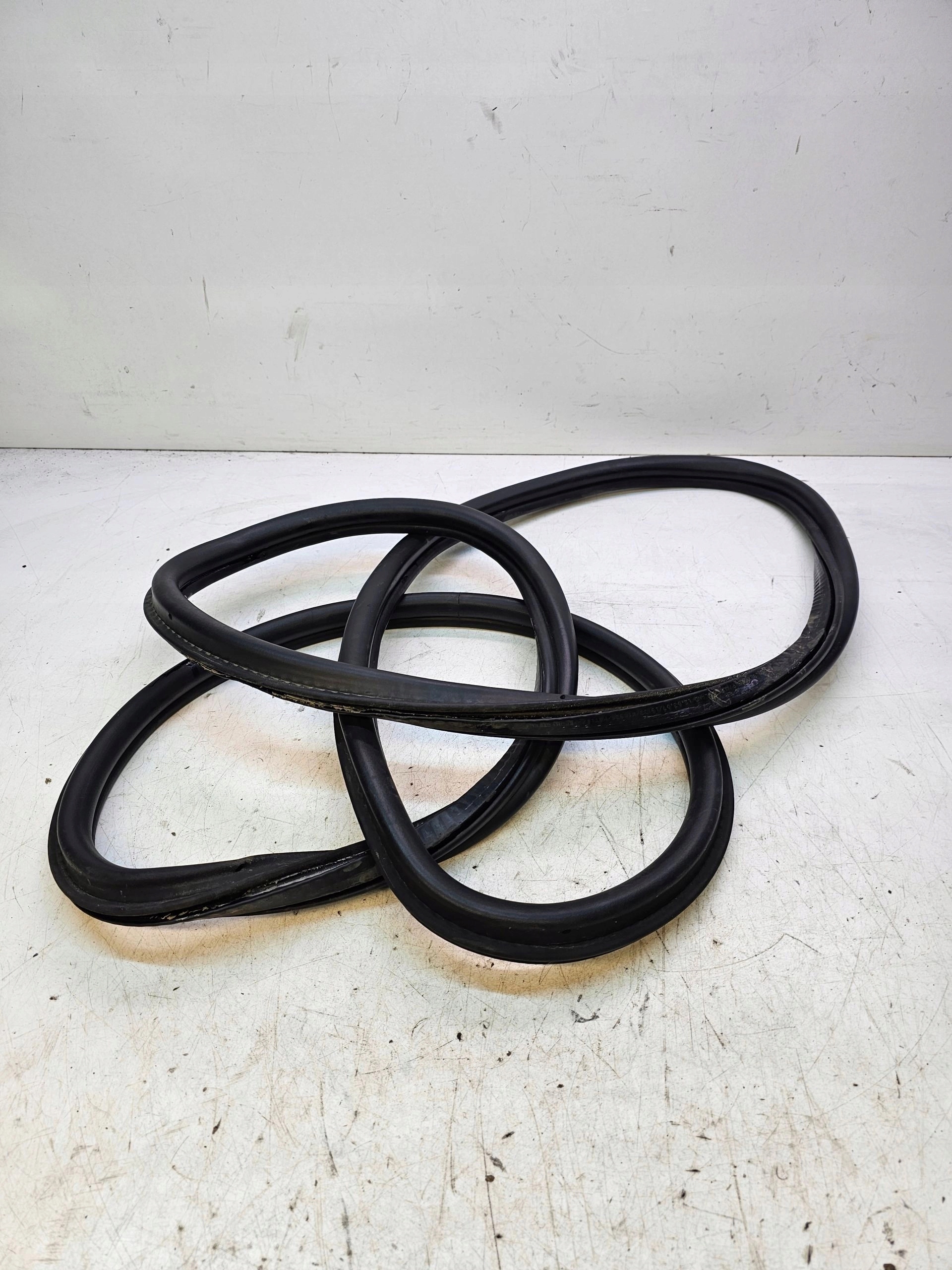 gasket bonnet boot AUDI A4 B6 B7 AVANT 8E9827705P