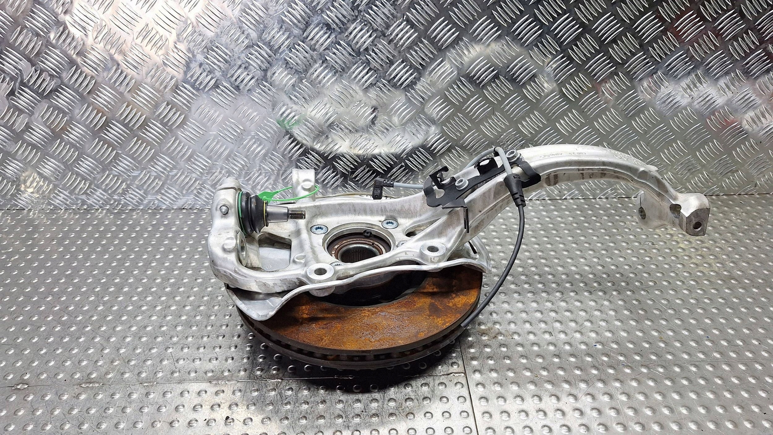 otoč čepu pravý předek 8B3407242F 8B3407560A AUDI A5 B10 A6 C9