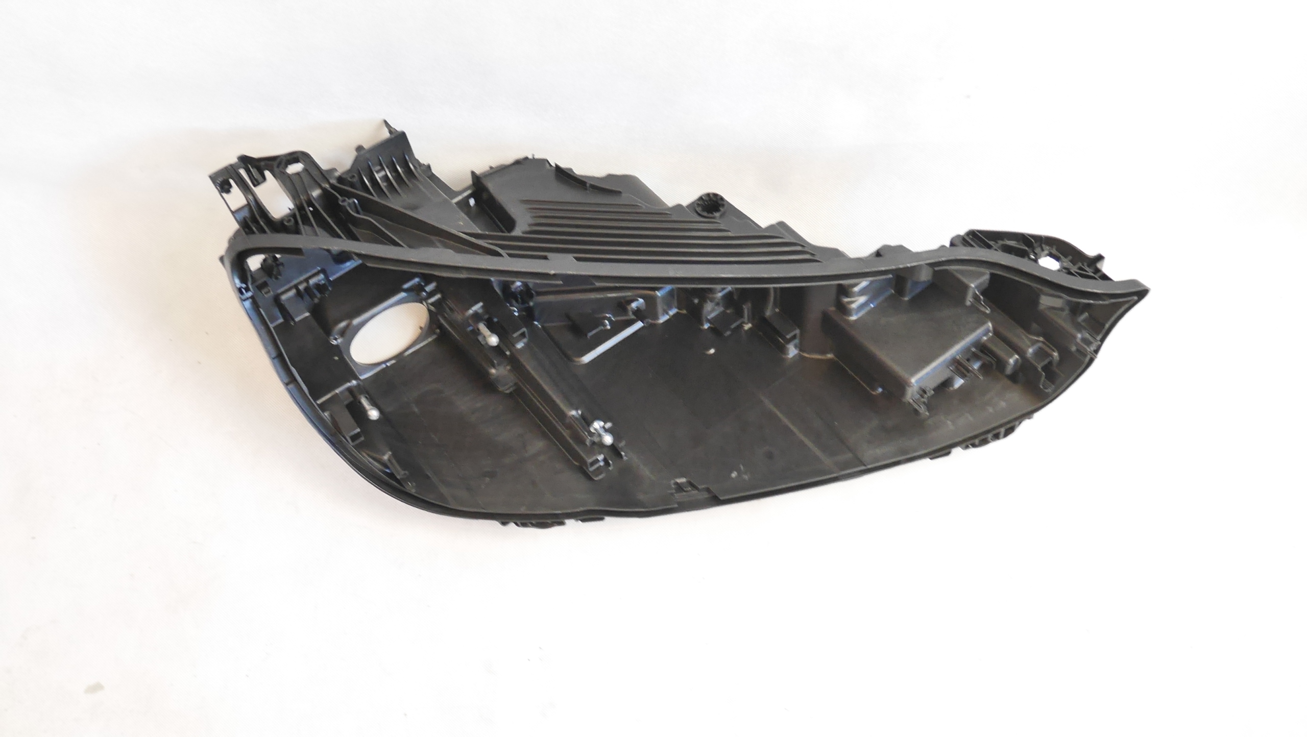 BMW iX i20 LASER OBUDOWA PUSZKA LAMPY PRAWA hella Producent części BMW OE