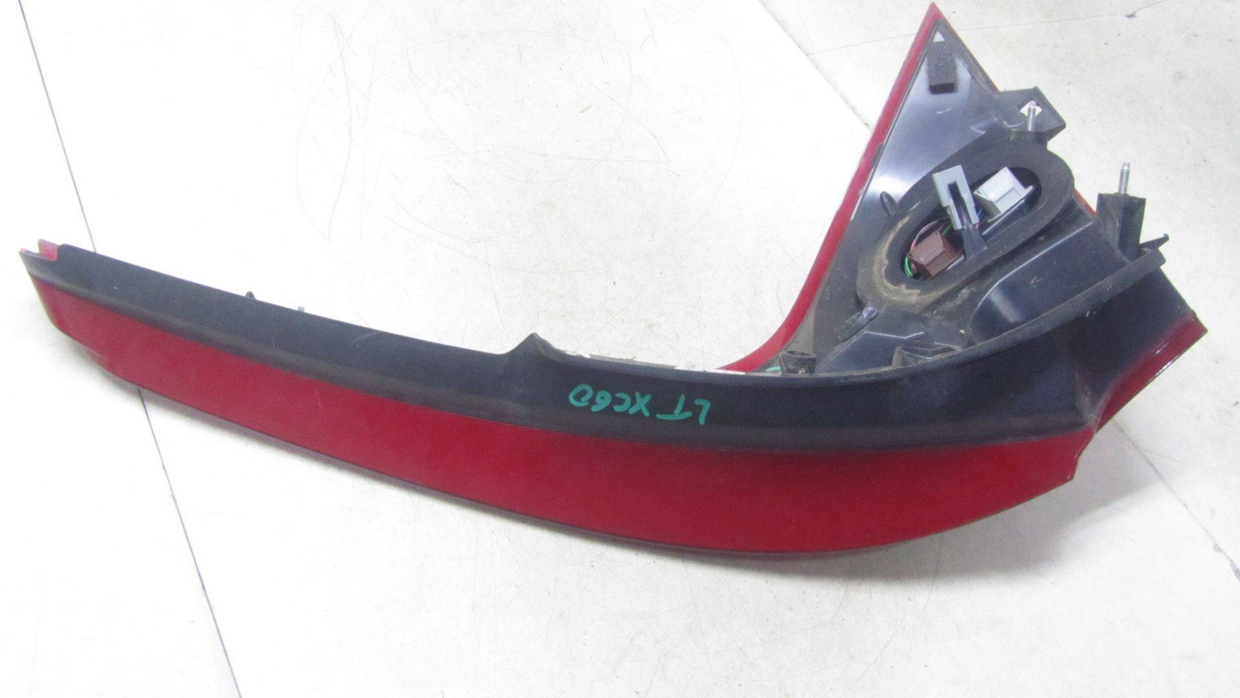 VOLVO XC60 LAMPA LEWA TYŁ TYLNA 08-13 Strona zabudowy lewa