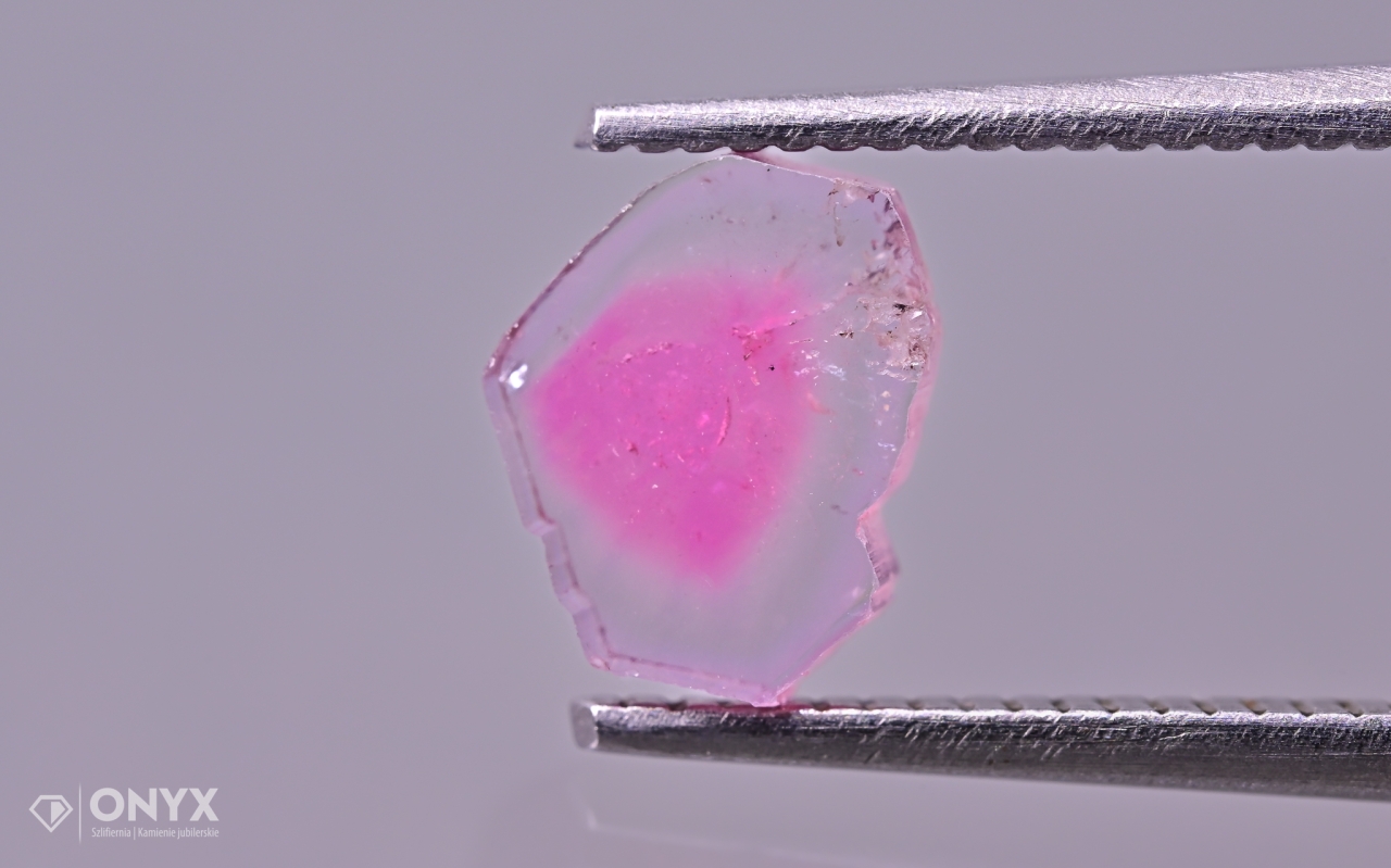 Turmalín deska nepravidelná 6,5x5,5 mm