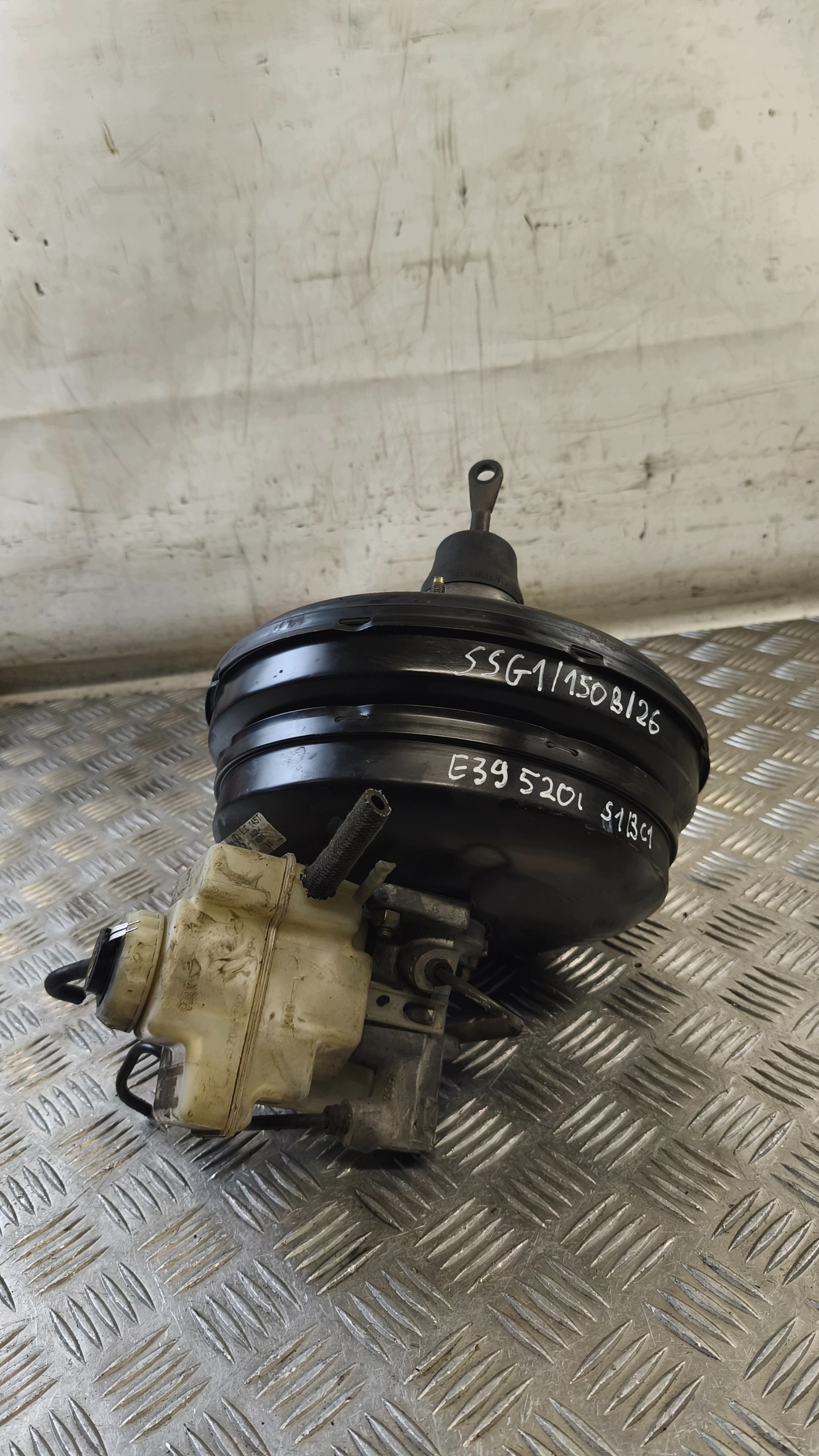 servo posilovač bŕzd BMW E39 520i 32481478