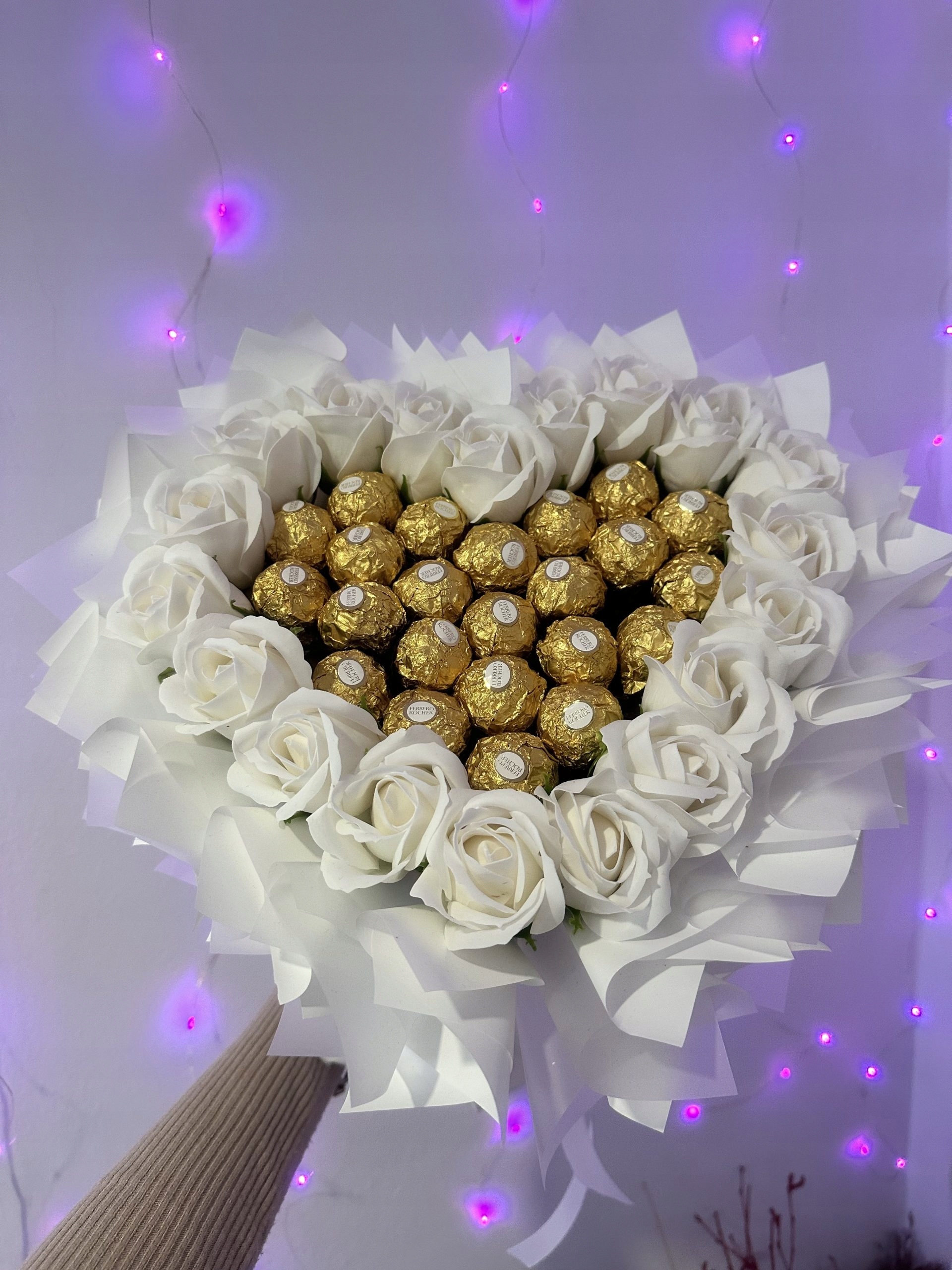 Levně Jídelní kytice srdce Ferrero a mýdlové růže 28 cm Bílá