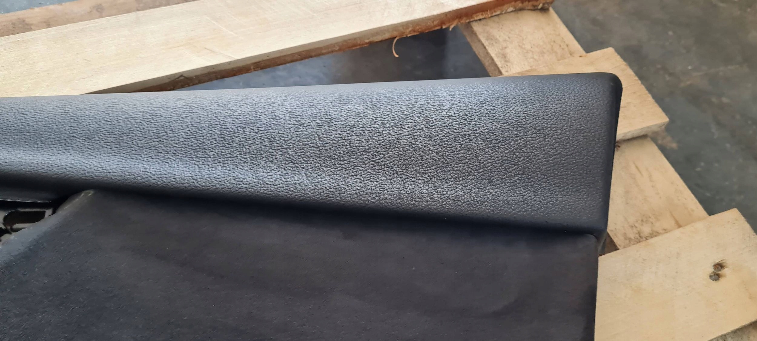 A4 B9 8W LIFT cover side BOCZKA ALCANTARA MATERIAL right front