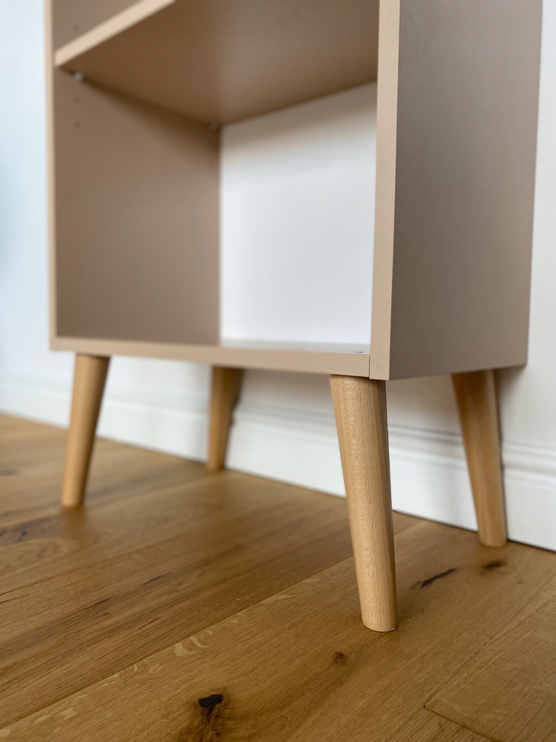 Regał BOHO drewniane nogi BIAŁY MAT Marka KING-Meble