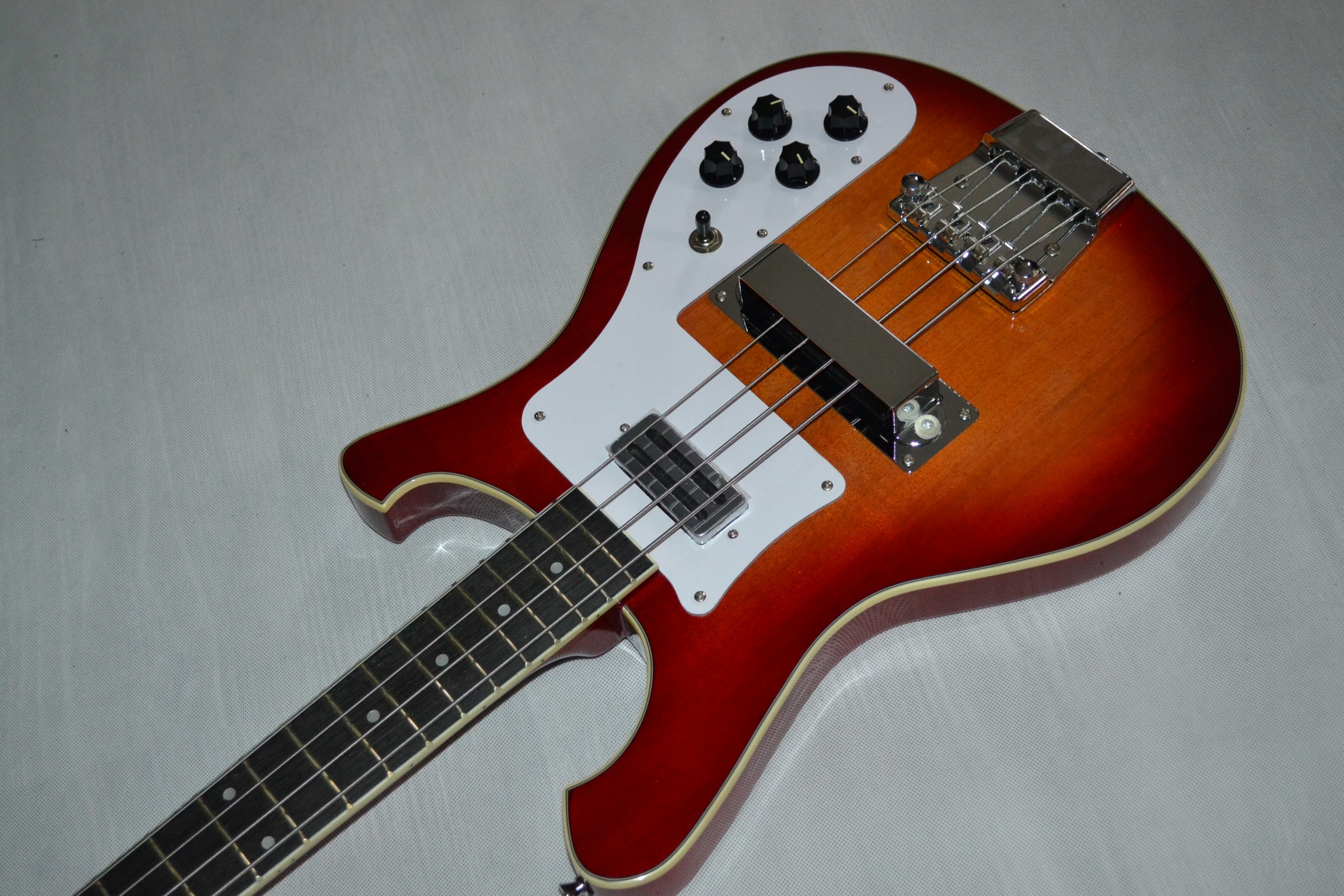 HARLEY BENTON RB-414 CS RICKENBACKER GITARA BASOWA USTAWIONA LUTNICZO Model RB-414CS