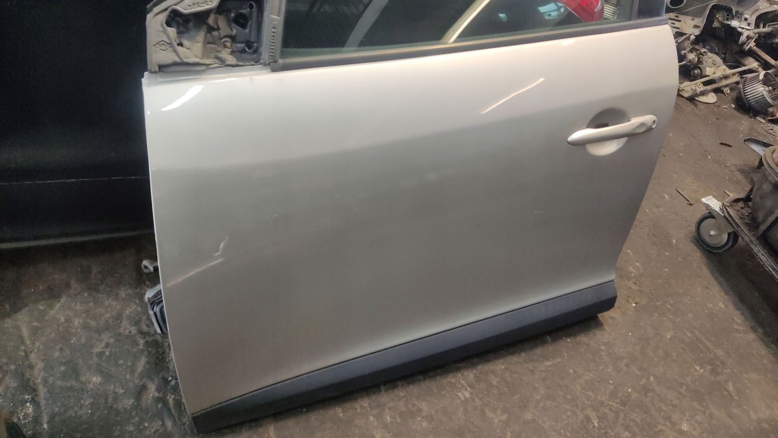 dveře levý předek Renault Megane III 2010
