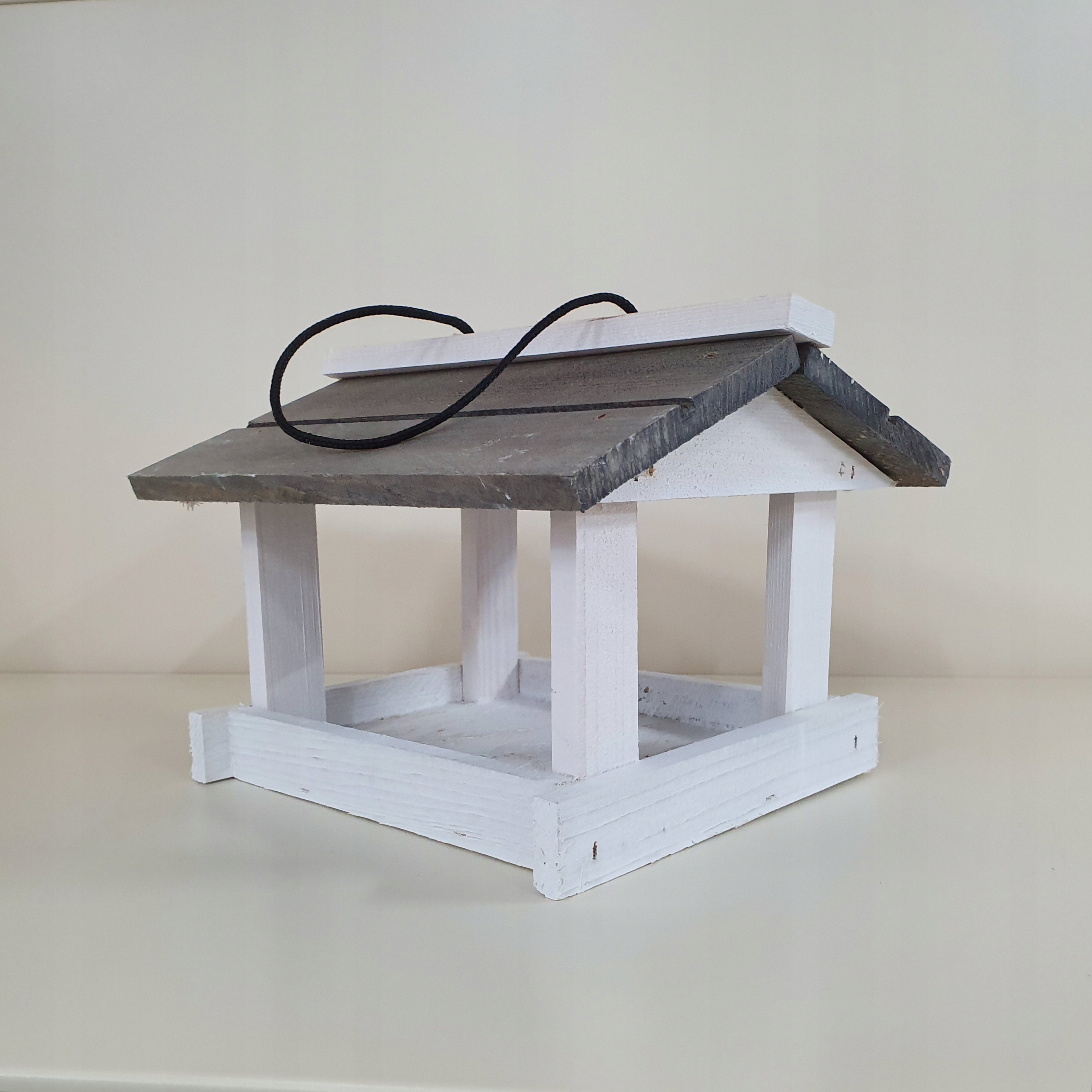 

Karmnik dla ptaków zimujących drewniany nowoczesny