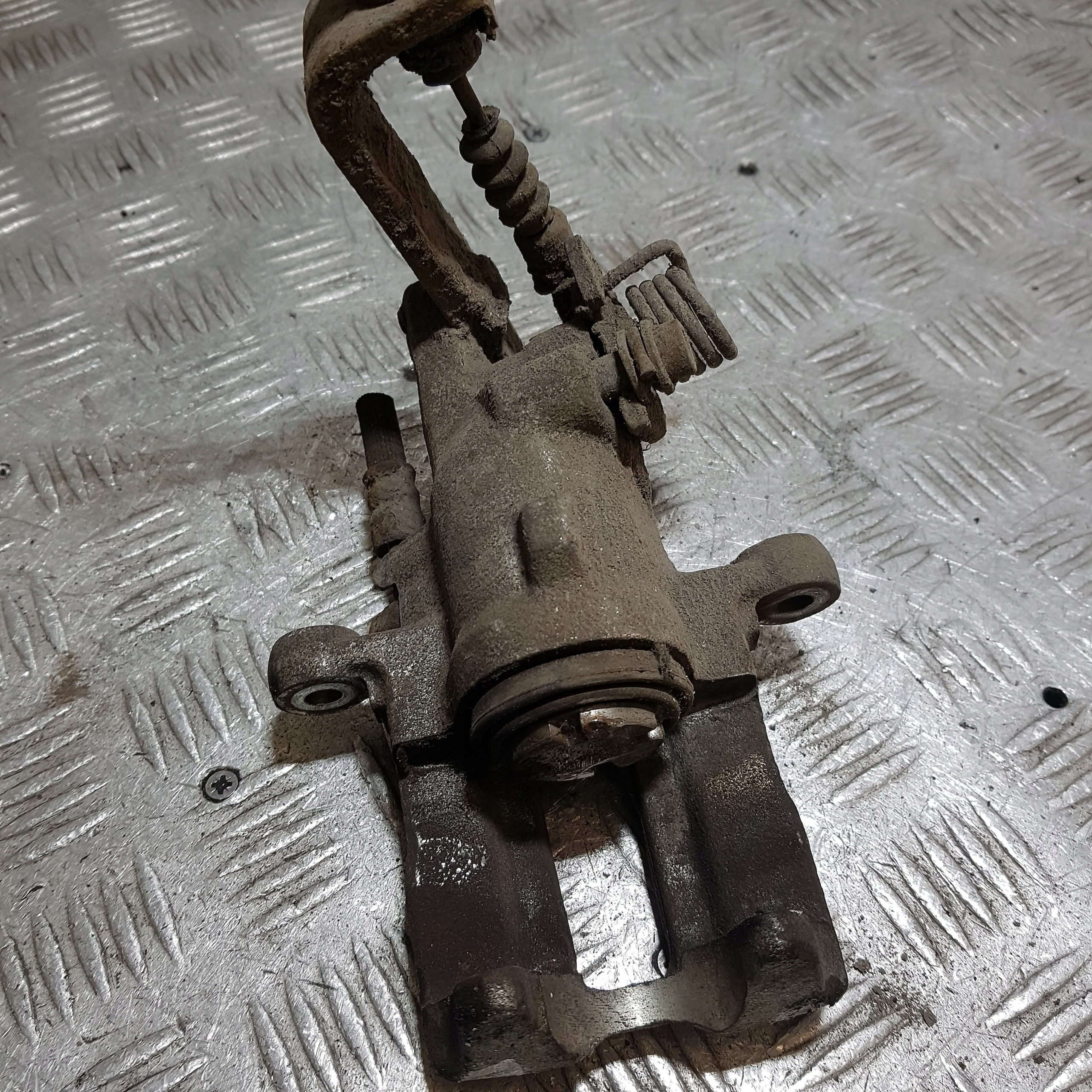 caliper brake left rear part rear NISSAN PRIMERA P11