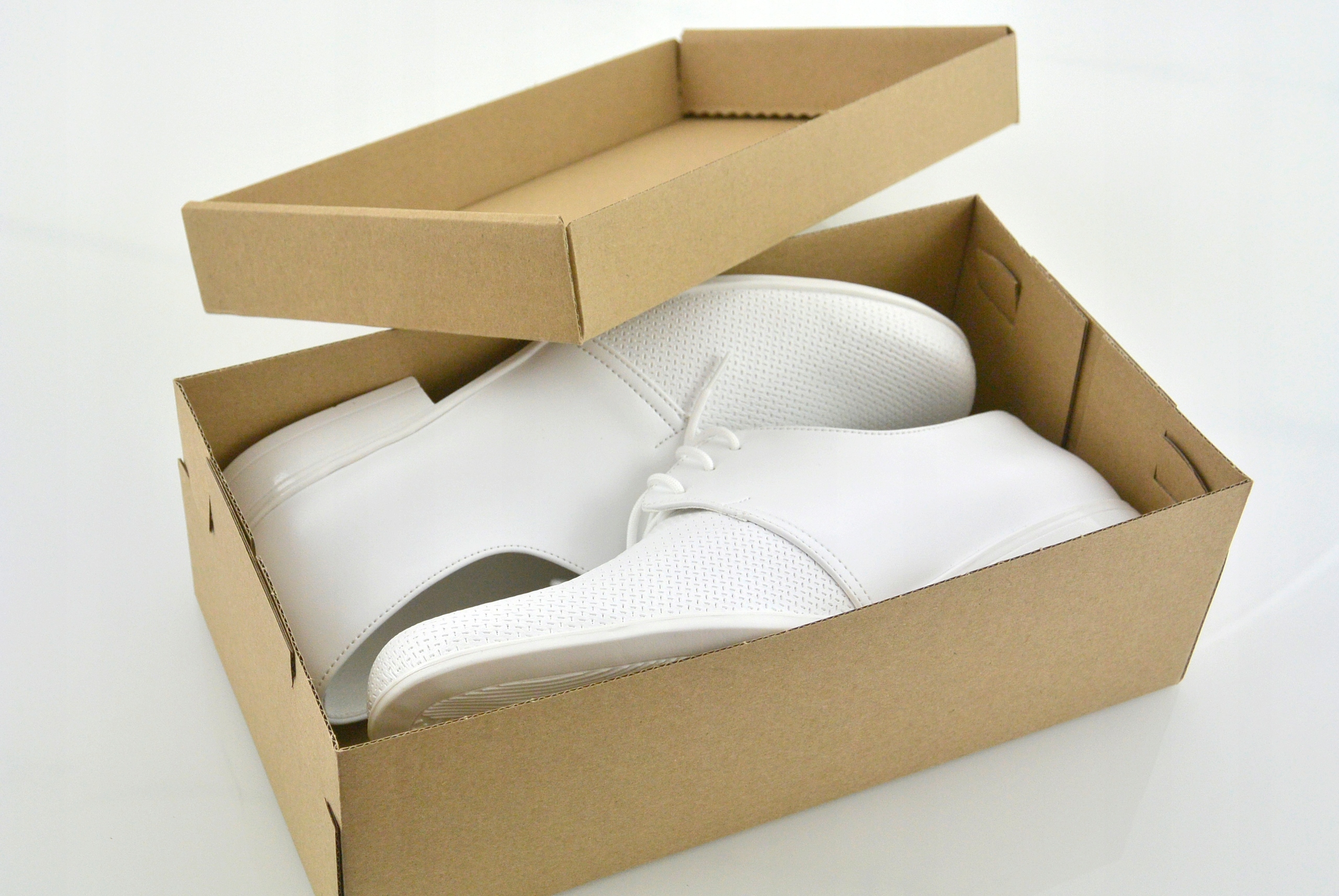 TŁOCZONE BIAŁE CHŁOPIĘCE PÓŁBUTY KOMUNIJNE PL r 33 Rodzaj zapięcia Sznurowadła