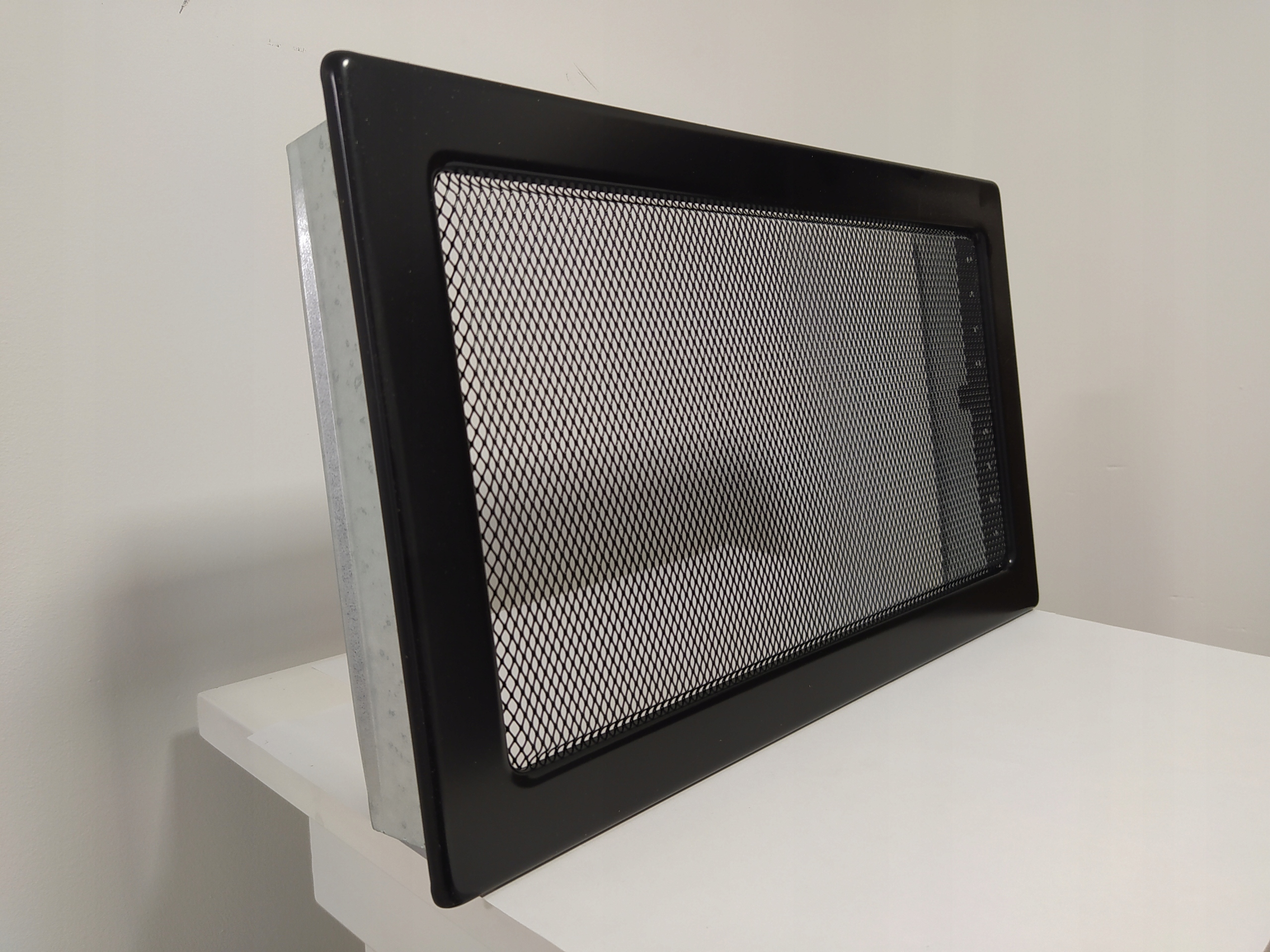 KRATKA KOMINKOWA WENTYLACYJNA 22x37 CZARNA Kolor dominujący czarny