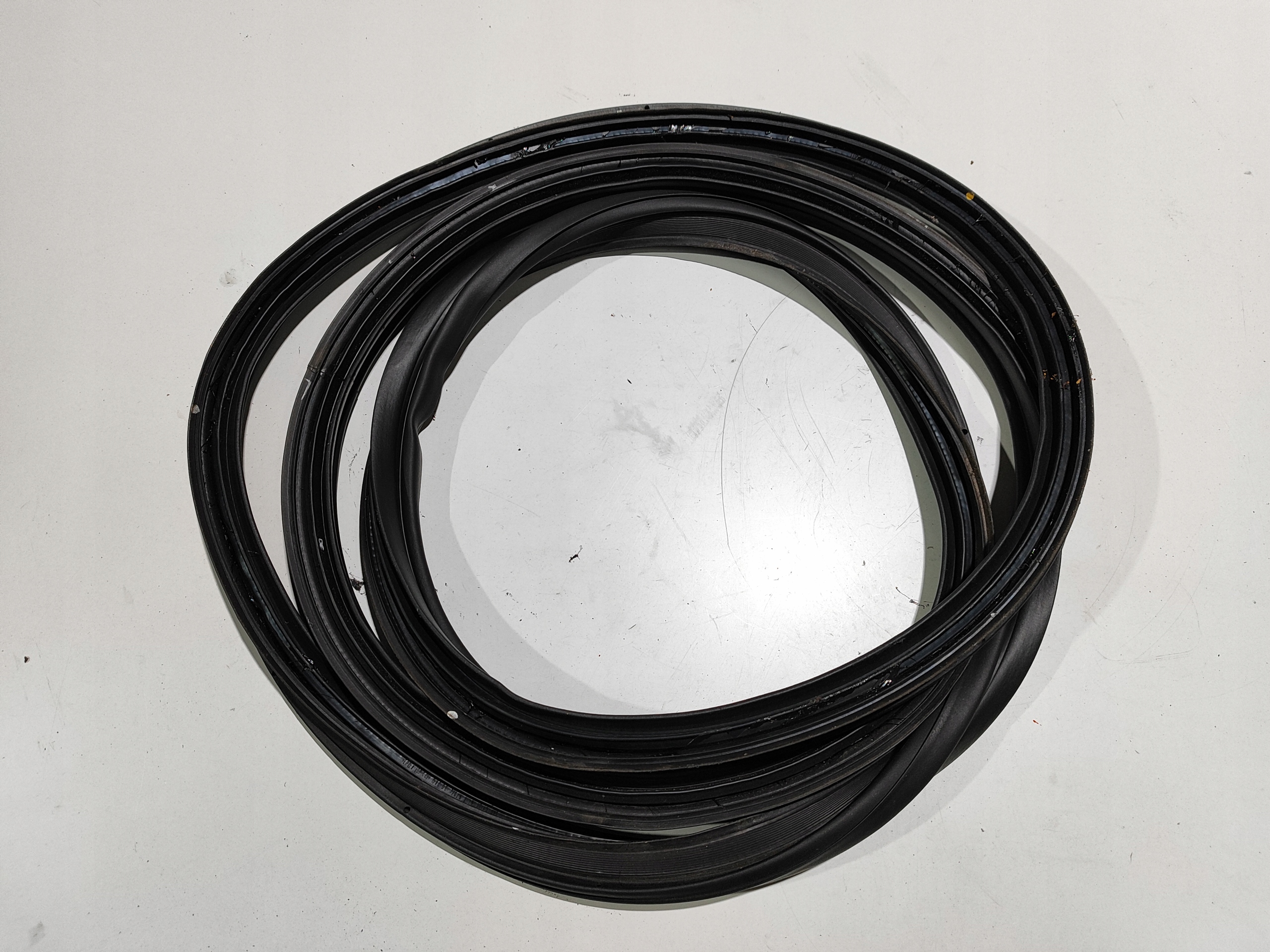 NIRO USZCZELKA KAROSERYJNA KLAPY BAGAŻNIKA 16-22r. ORYGINAŁ EUROPA Numer katalogowy części KIA NIRO USZCZELKA KAROSERYJNA KLAPY TYLNEJ TYŁ ORYGINAŁ EUROPA