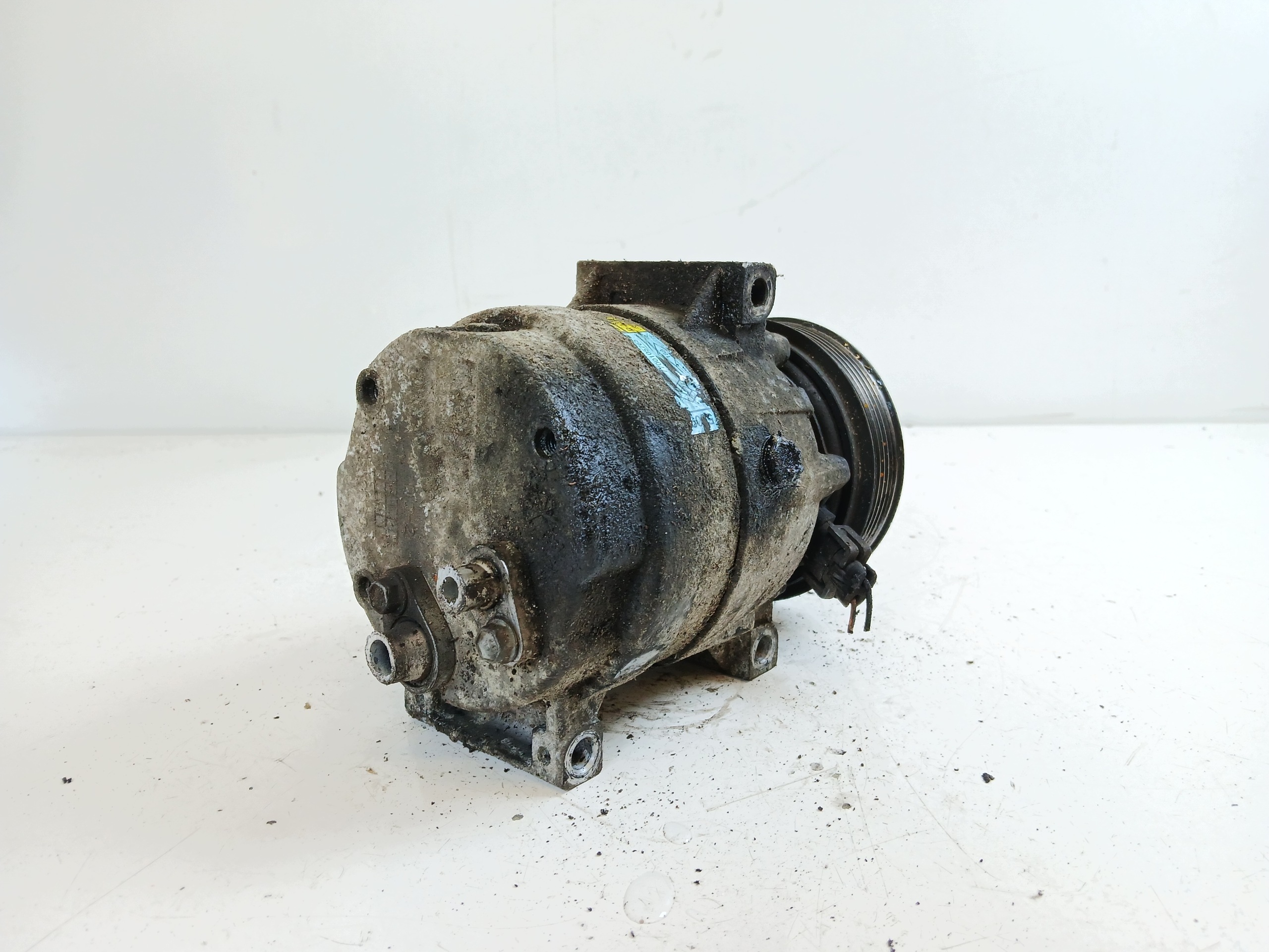 RENAULT SCENIC and 1.9 DCI compressor; compressor of the air conditioning 7700105765