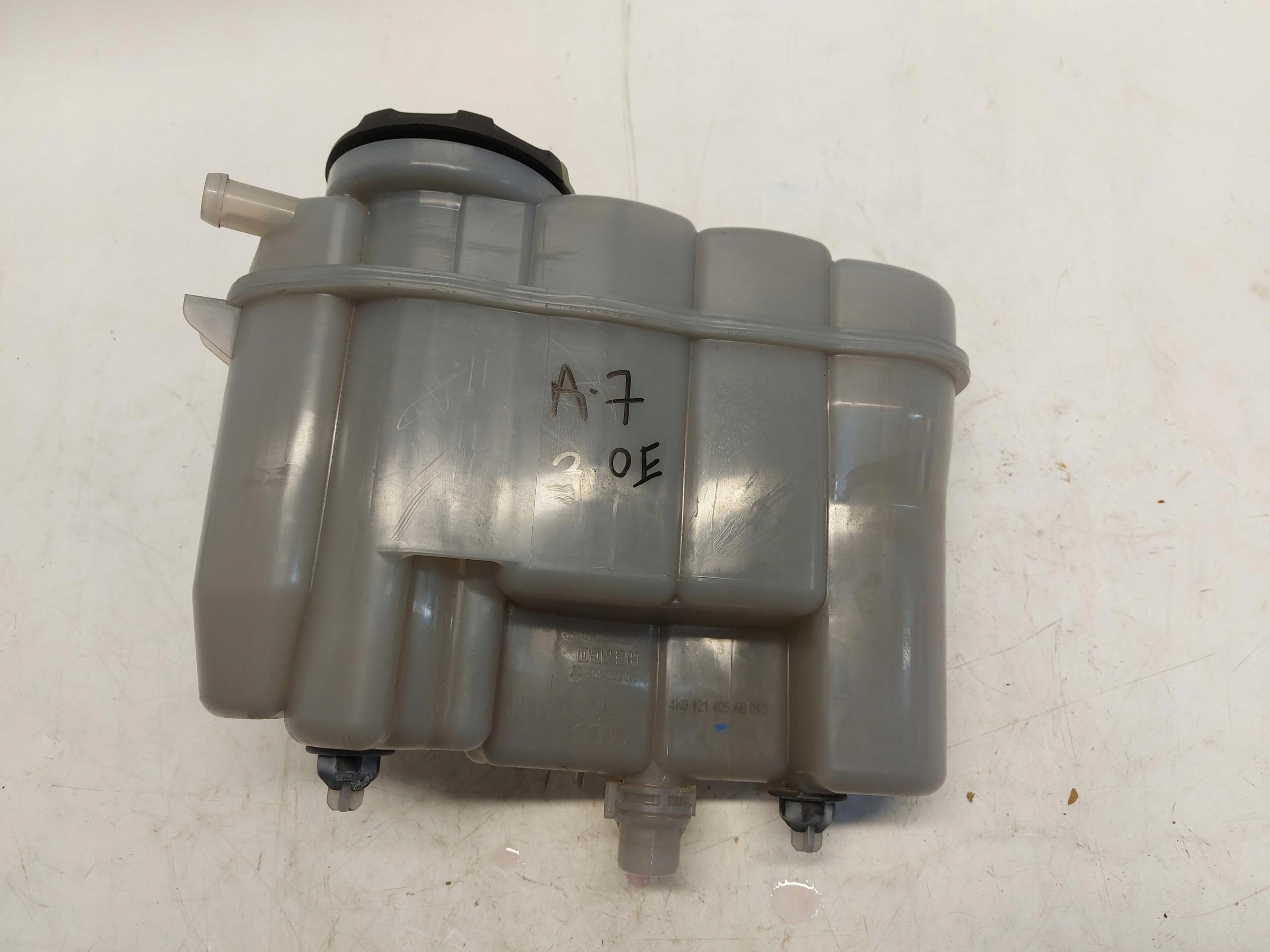 Audi A7 II 4K8 4M0 TFSI Réservoir eau 4K0121403