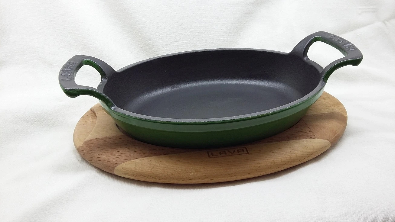 Liatinová panvica 19x14 cm s dreveným podstavcom zelená