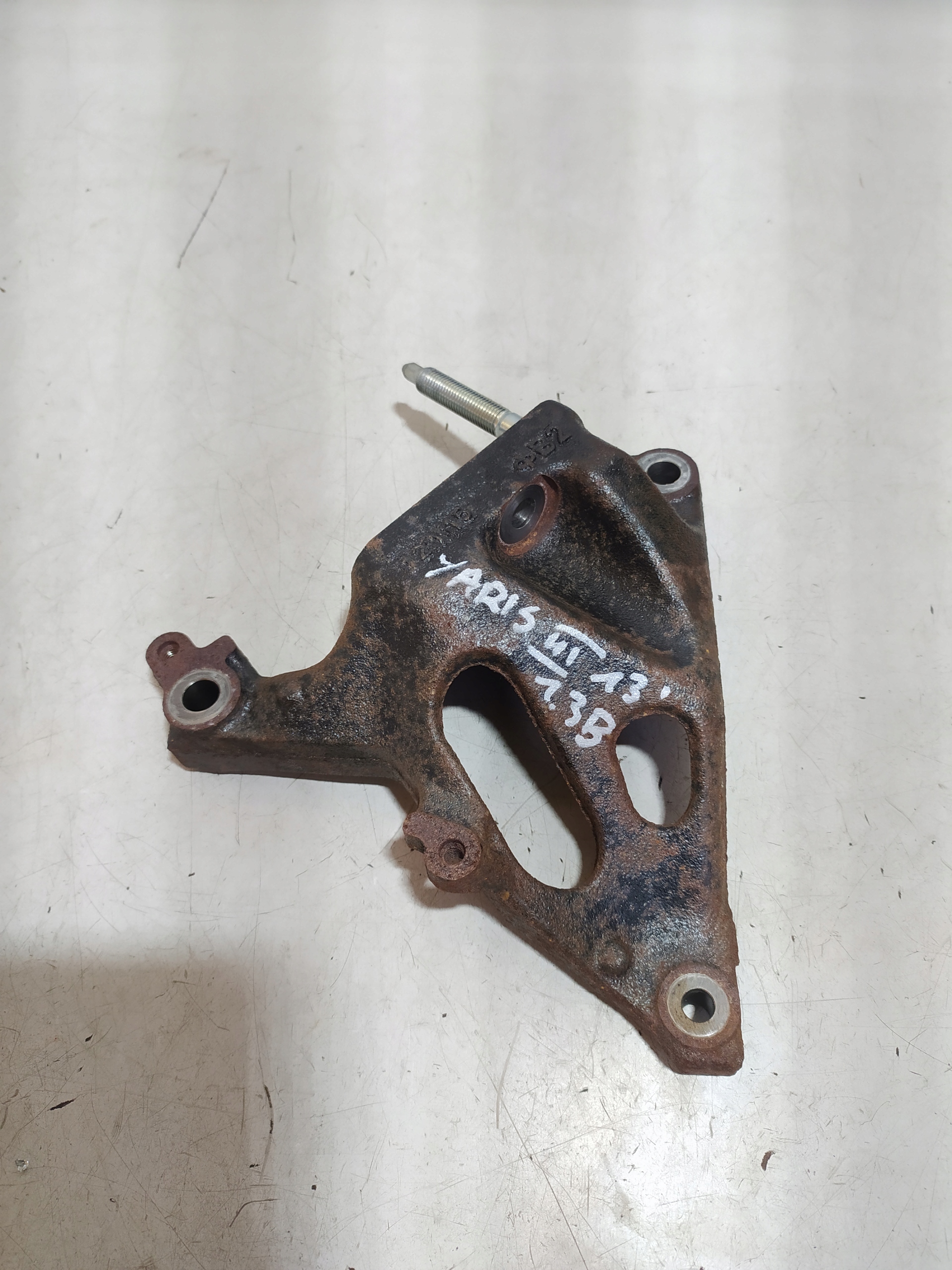 TOYOTA YARIS III ЛАПА КРЕПЛЕНИЕ 1.3 B