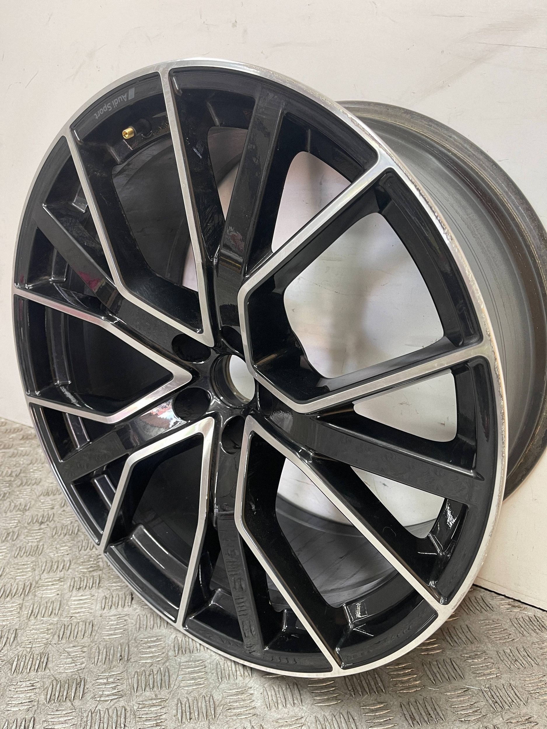 disk hliníkový Audi Q8 Q7 10x22 ET26 4M0601025DS