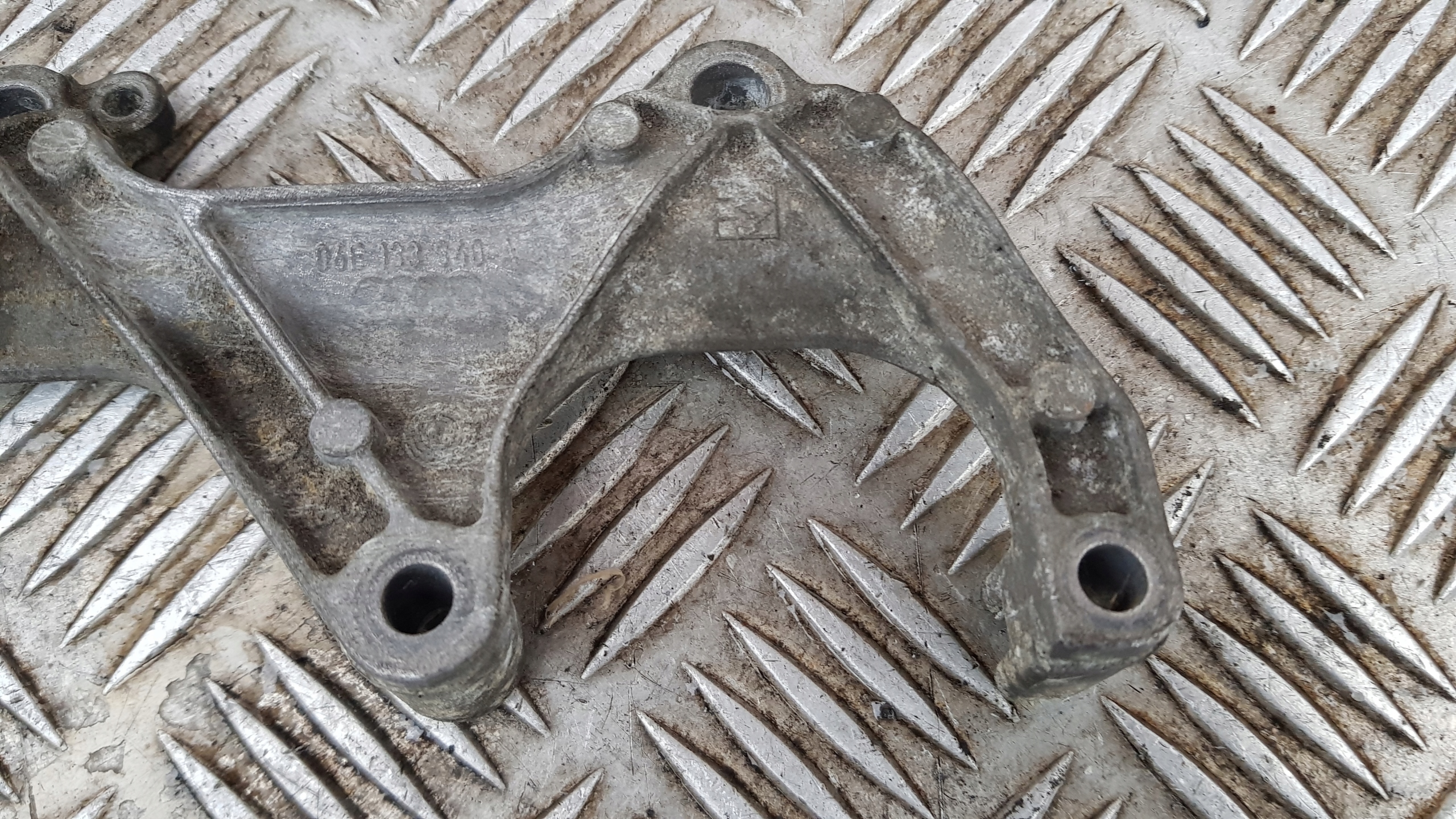 AUDI A8 D3 console header pipe A6 C6 A8 D3 bracket 06E133340A