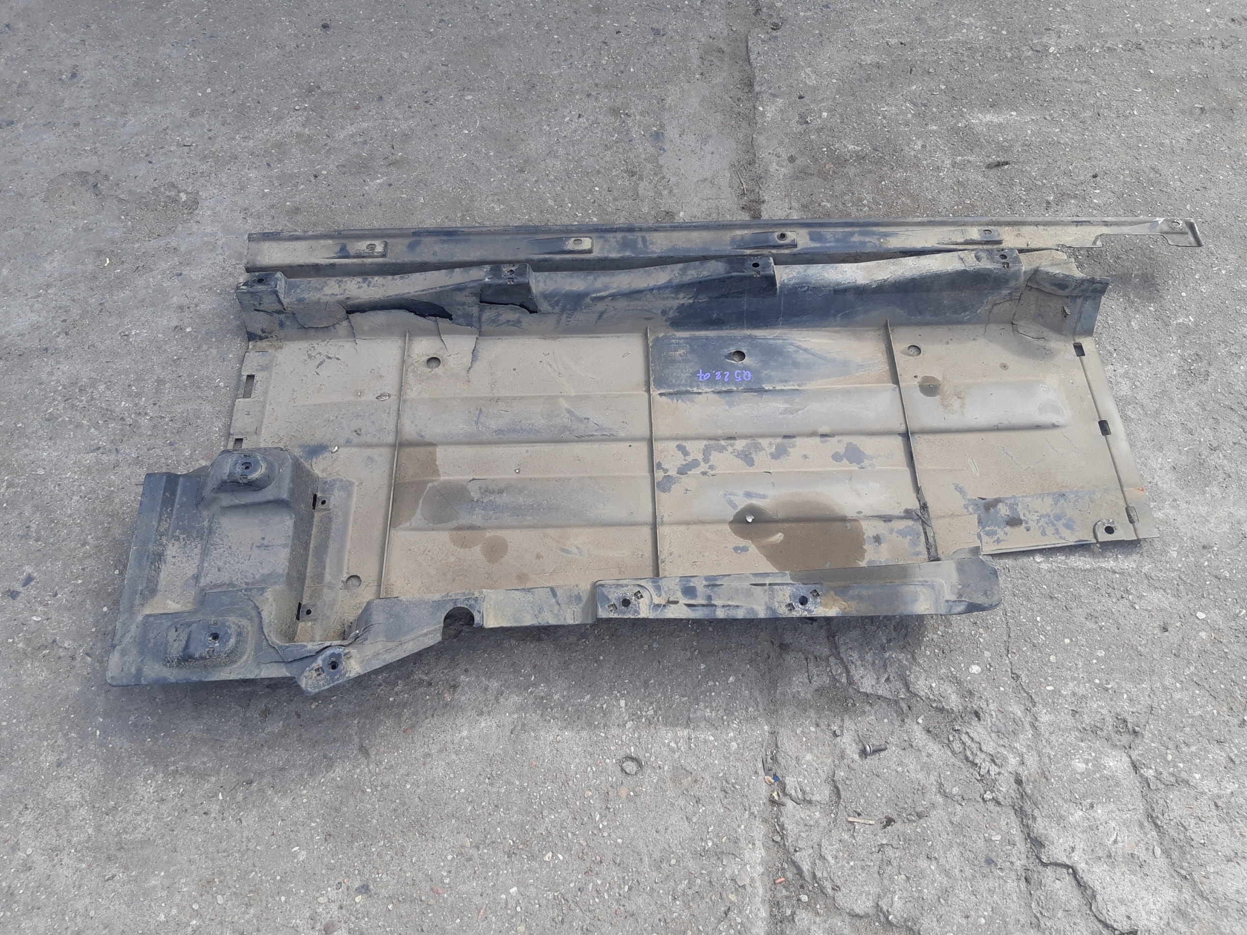 AUDI Q5 8R Blende Abdeckung abdeckung des Bodens Unterfahrschutz links 8R0825207C