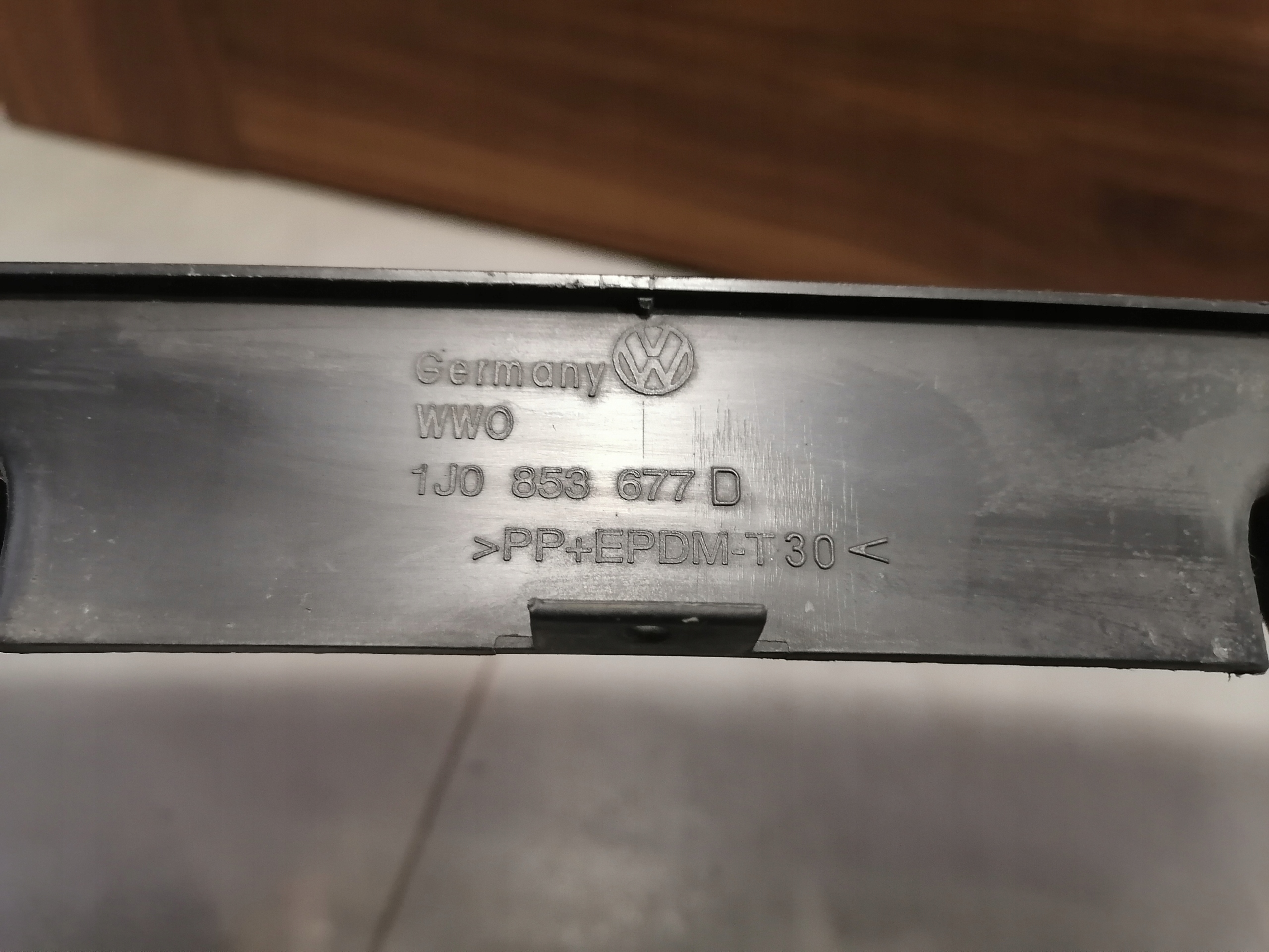 Lüftungsgitter der Stoßstange mitte VW GOLF IV 1J08753677D