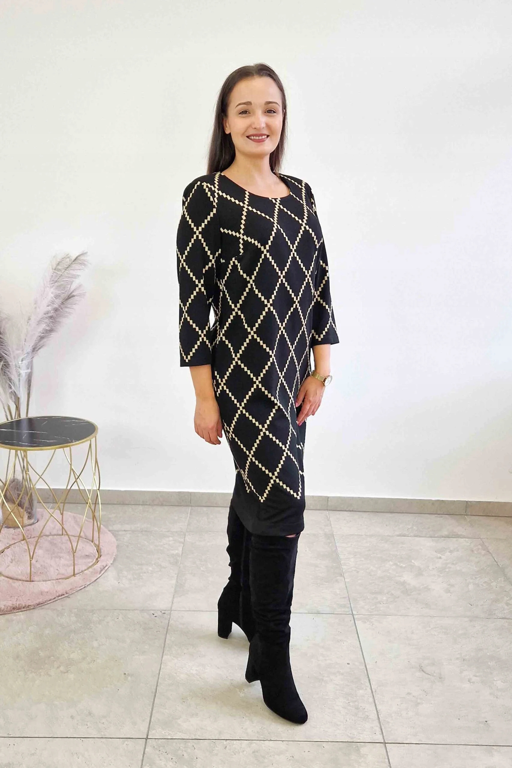 Elegantní Šaty Midi Glamour ve vzoru Romby 44