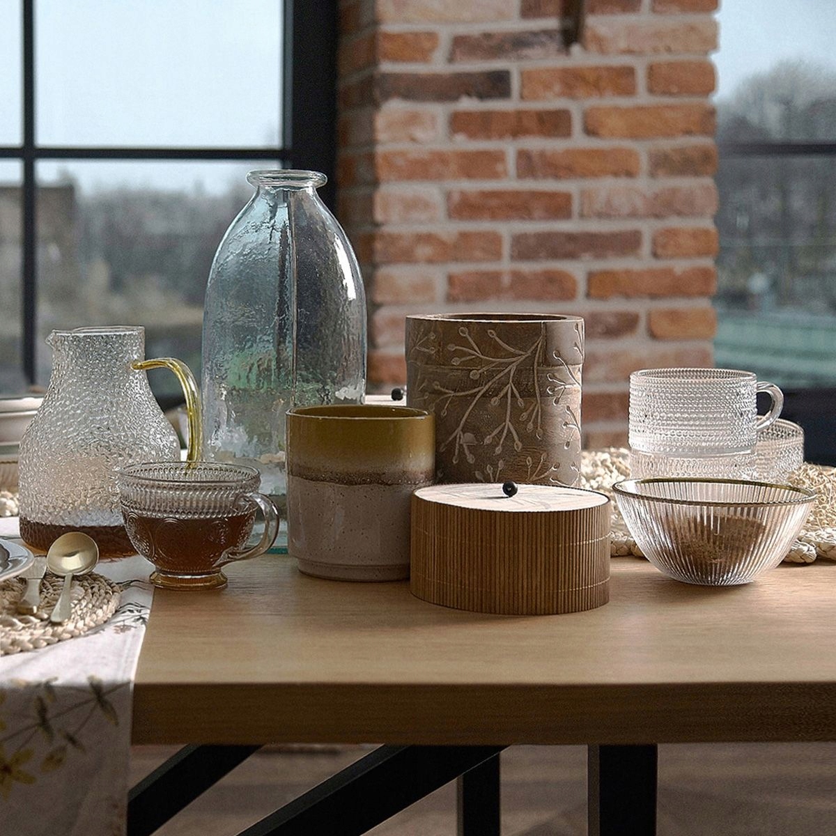 Filiżanka BARREL szklana złota nóżka 360ML HOMLA Stan opakowania oryginalne