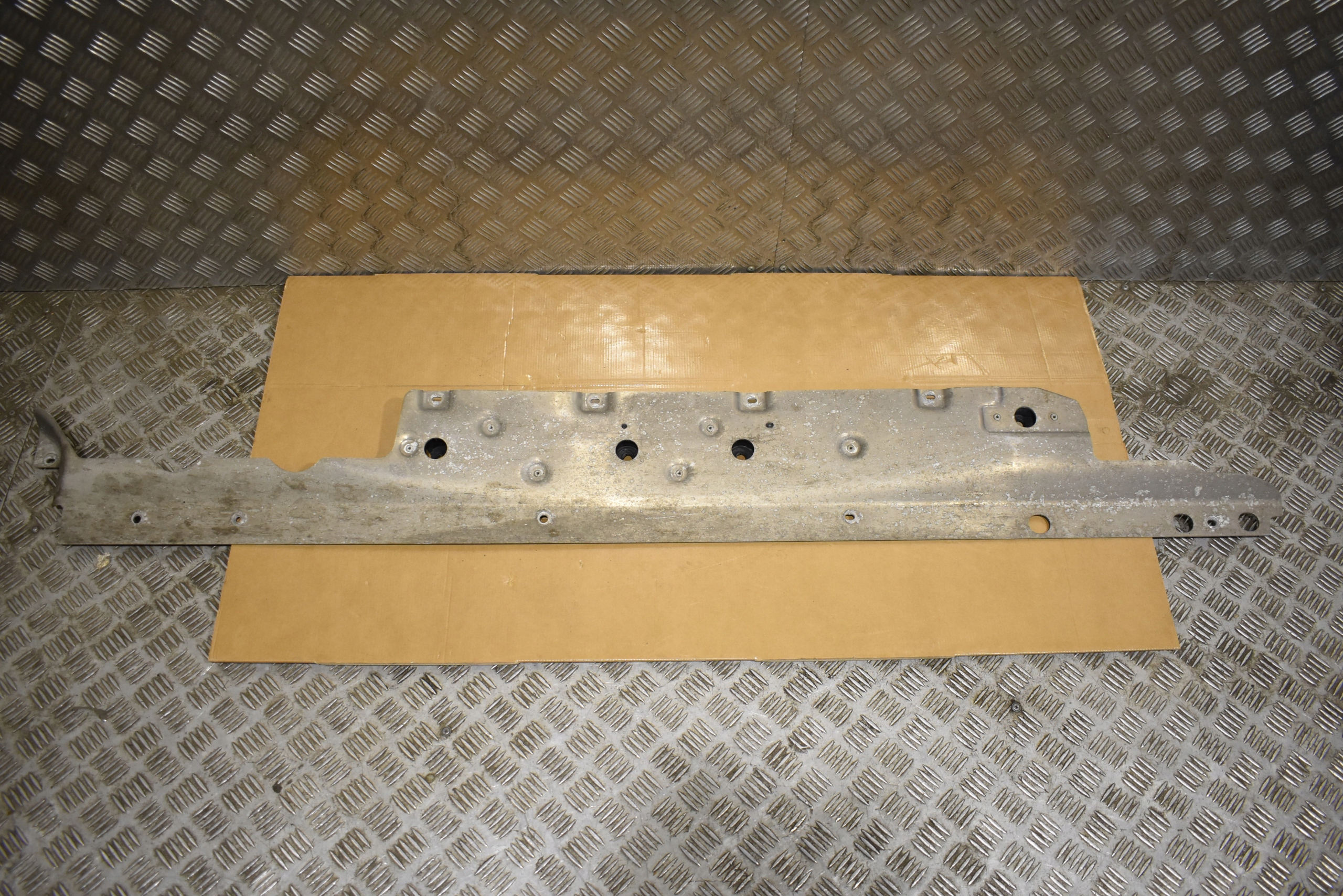 IDEALNA cover chassis right PORSCHE CAYENNE 9Y 1