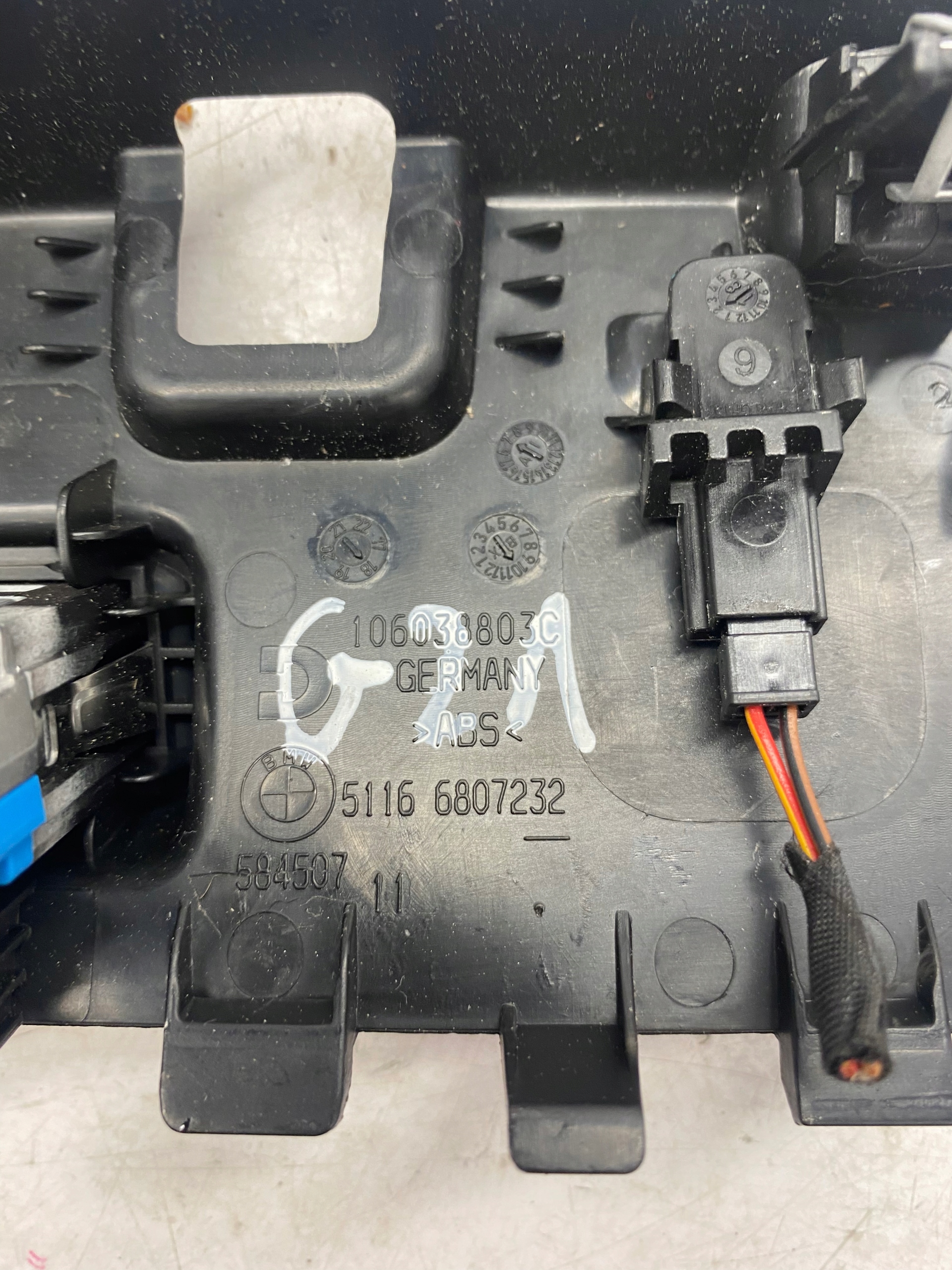 BMW 3 G20 G21 usb защита 6807232