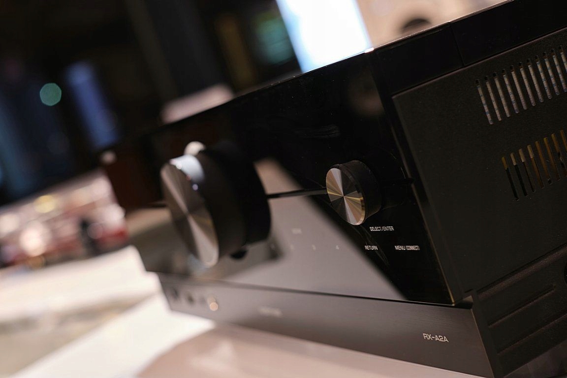 KLIPSCH R-800F + R-50M + R-30C + R-40SA + R-121SW + YAMAHA RX-A2A Aventage Konstrukcja kolumn przednich bass-reflex