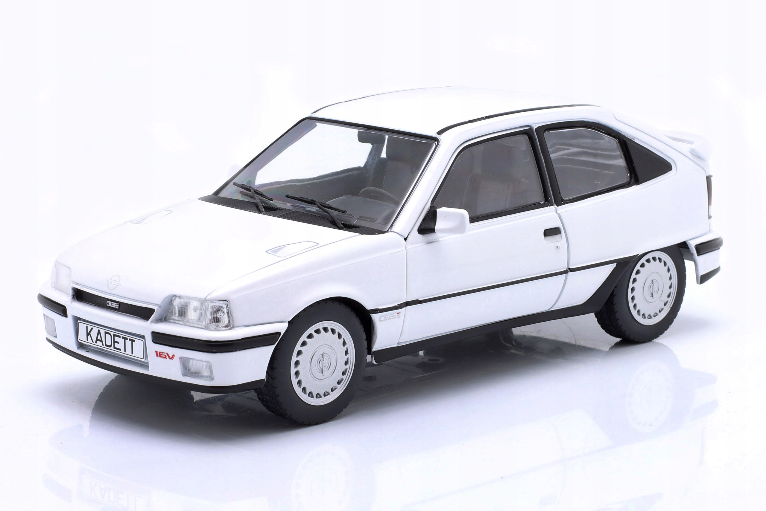 Opel Kadett E GSi 1985 White WhiteBox 1:24 1/24 Model Auta WB124221